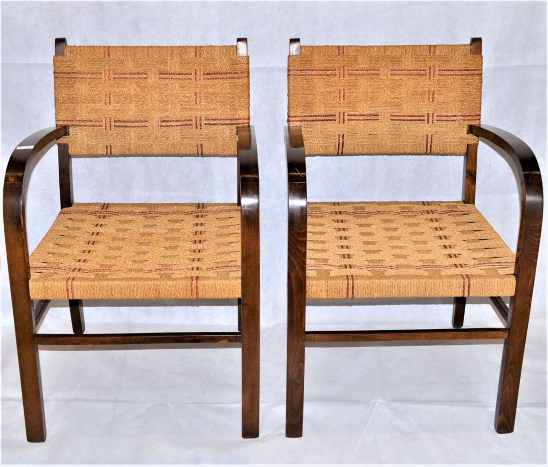 Stuhl Paar Armlehnstühle, Holz mit Seilgeflecht, wahrscheinlich Nachbildungen im Stile des Bauhaus