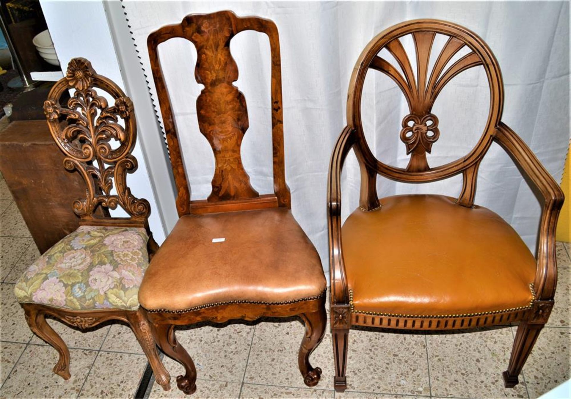 Konvolut 3 alte Stühle davon einer mit Marketerien, die meisten schon mal restauriert, alte