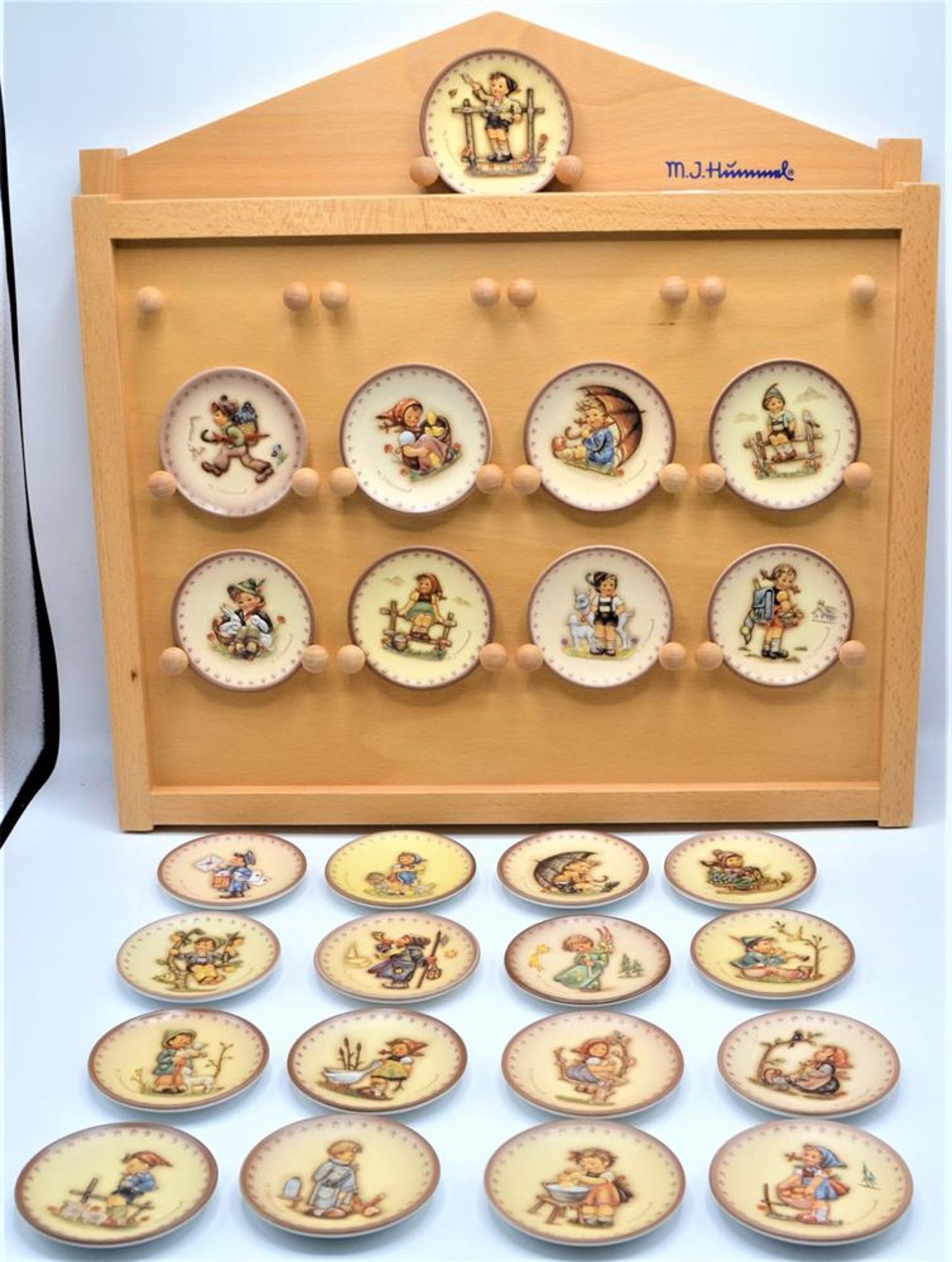 Hummel Göbel Sammelteller Miniteller 25 Stück in Holz Wandregal