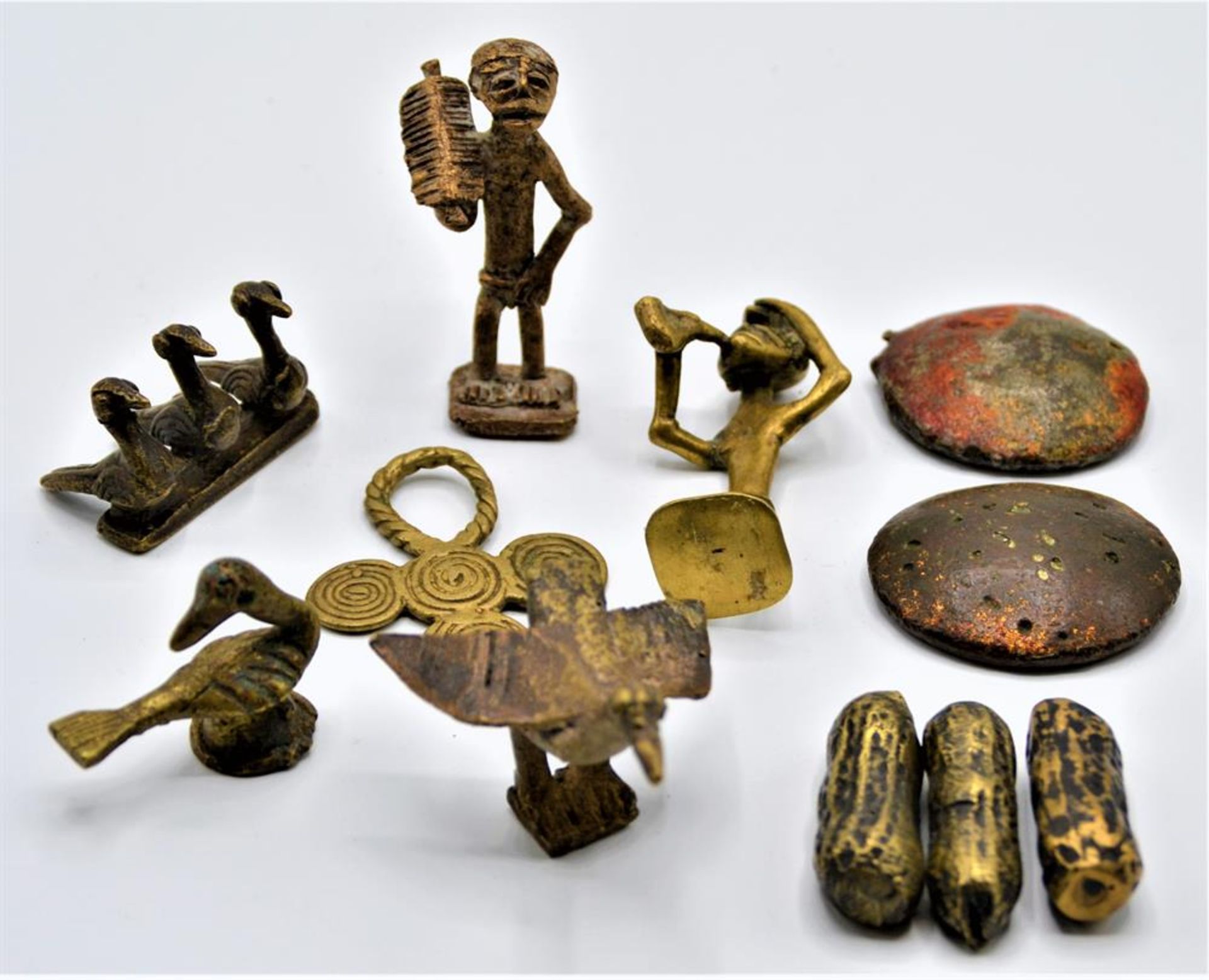 Konvolut kleine Bronzefiguren Afrika und andere Metallobjekte 9-teilig