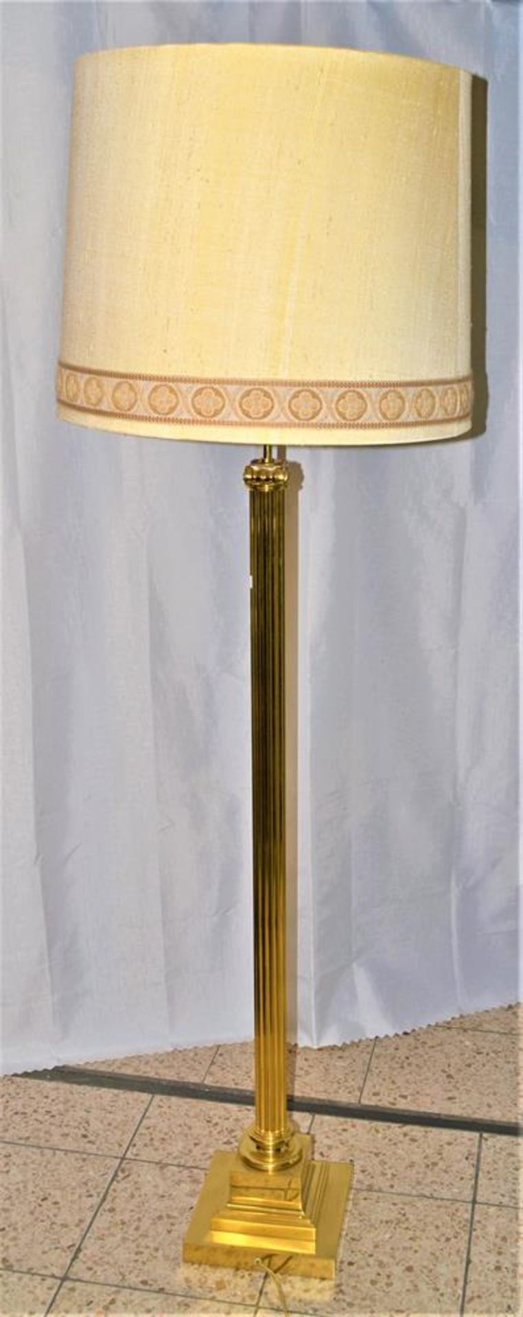 Standlampe Schirmlampe groß Messing Standfuß in Säulenoptik ca. 178cm (Elektrik ungeprüft)