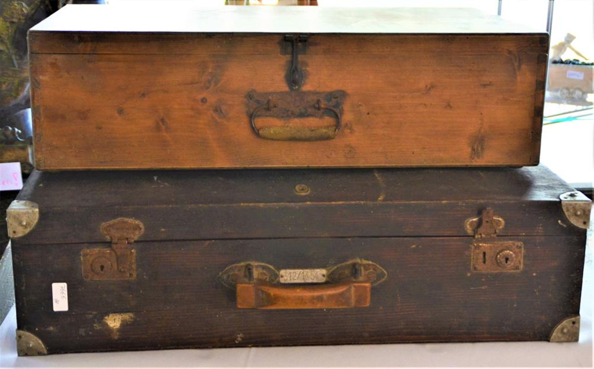 Konvolut 2 alte Reisekoffer Holzkoffer, einer Holz mit Eckbeschlägen, Schlüssel fehlen, ein