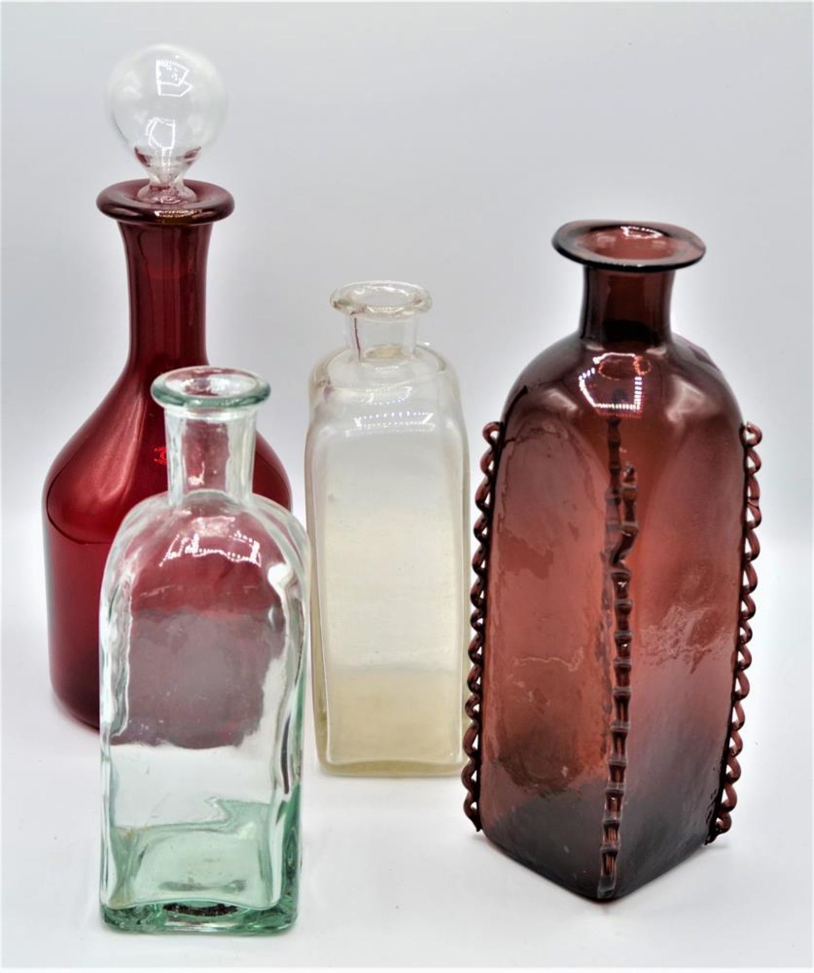 Konvolut Glas 4-teilig alte Flaschen Karaffen überwiegend mundgeblasen mit Abriss, rote Karaffe