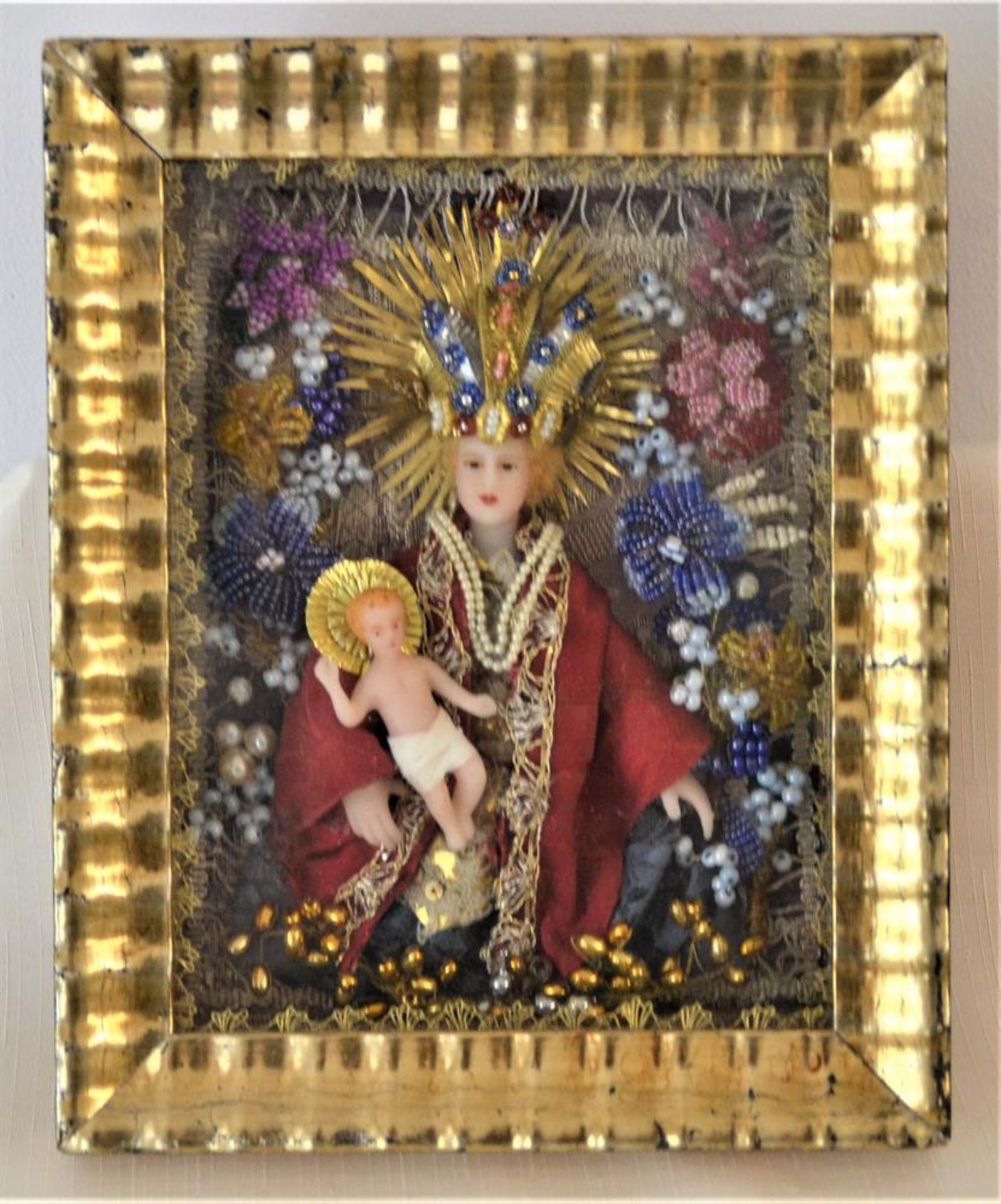 Klosterarbeit Madonna mit Kind aus Wachs, aufwendig mit Glasperlen verziert, hinter Glas gerahmt, 23