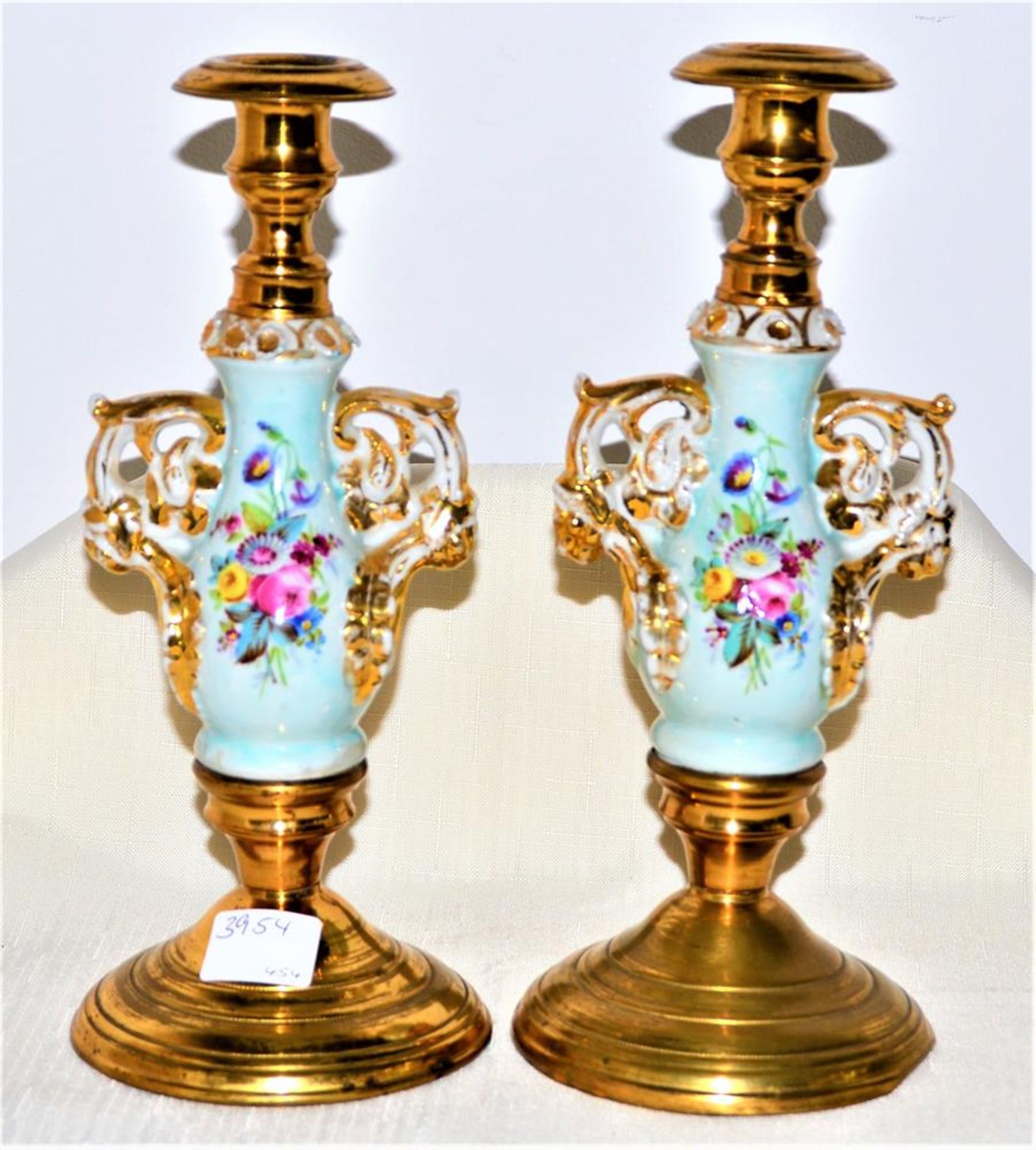 Paar Kerzenleuchter, Biedermeier Porzellan Messing handbemalt, ein Standfuß eingedellt, ca. 23,5cm