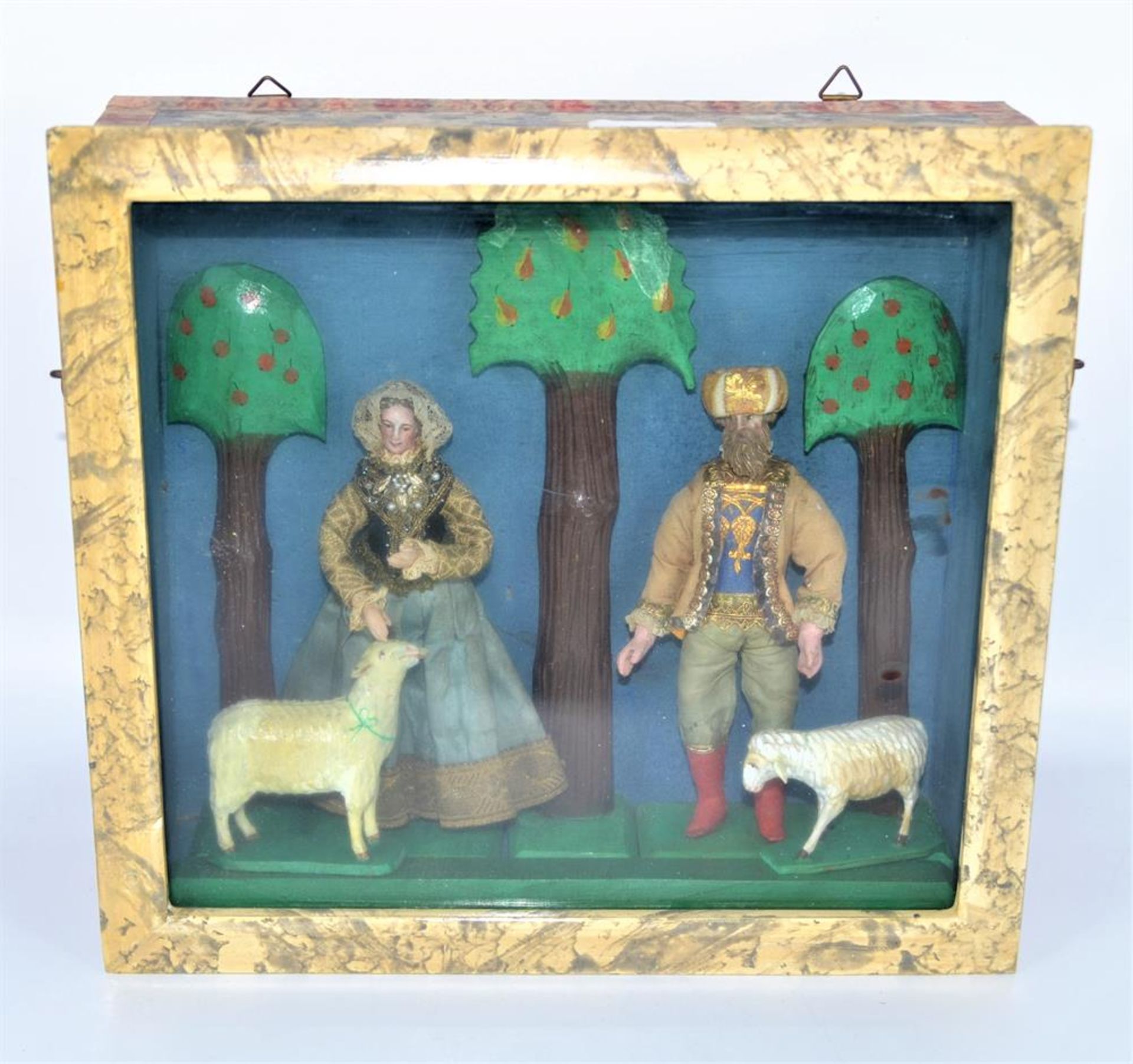 Schaukasten Trachtenpaar Schäfer Kastenbild Böhmen, antike Puppen mit aufwendig verzierter