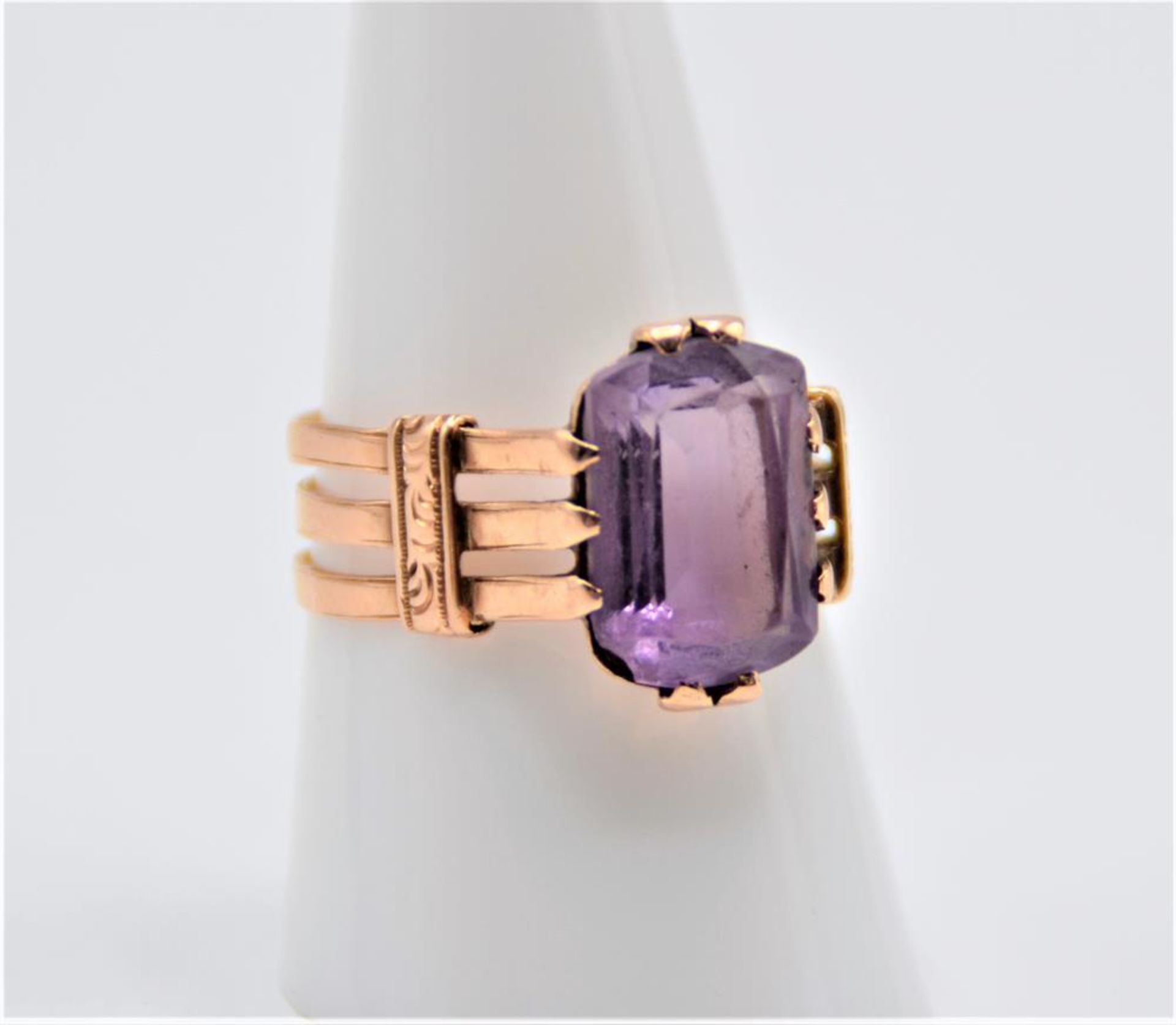 Goldring Damenring 585 mit Amethyst (kleiner Ausbruch an einer Ecke), Ringschiene mehrfach durchb