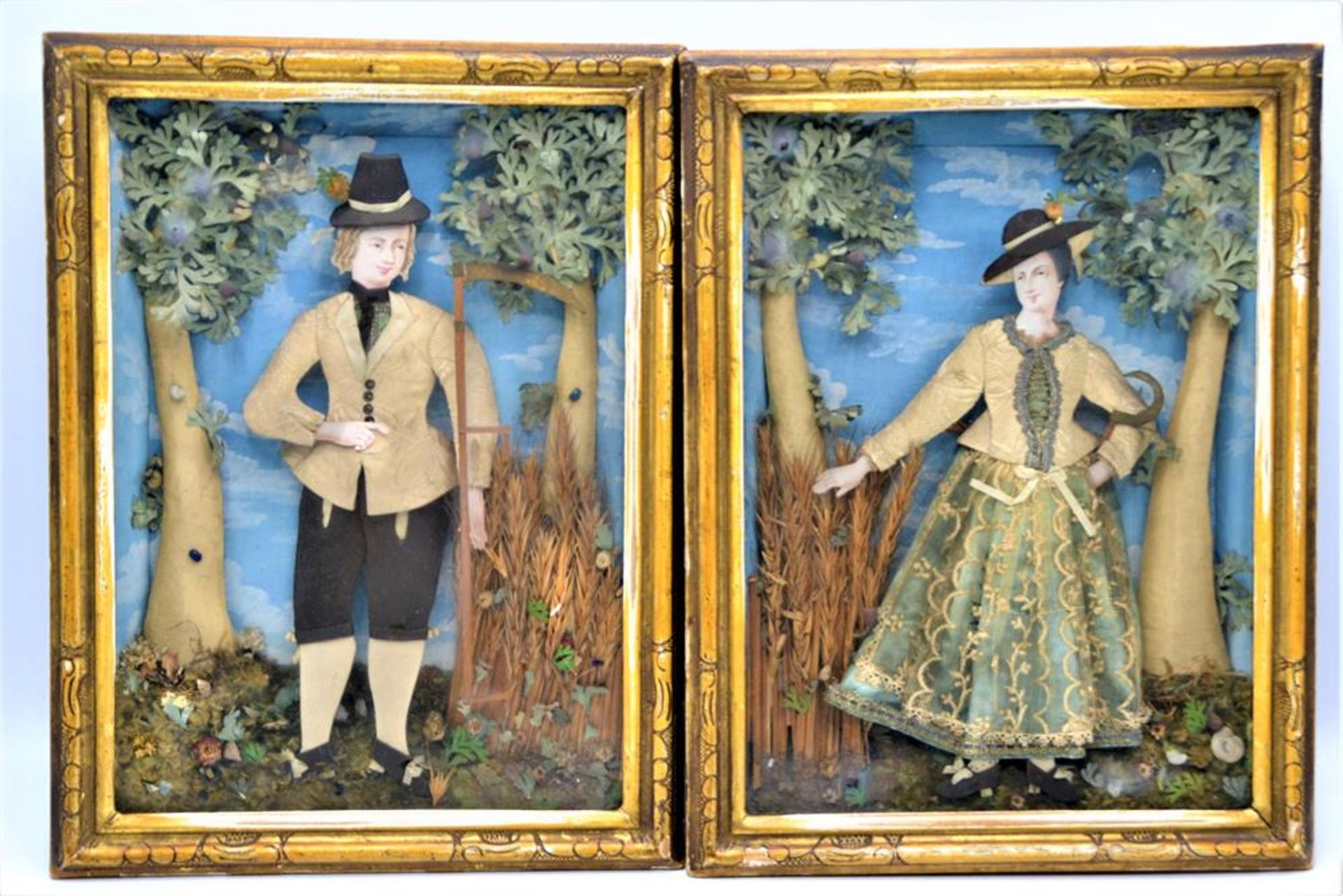 Paar Kastenbilder Diorama Klosterarbeit antik Mann u. Frau in Tracht bei Gedreideernte, ein Glas