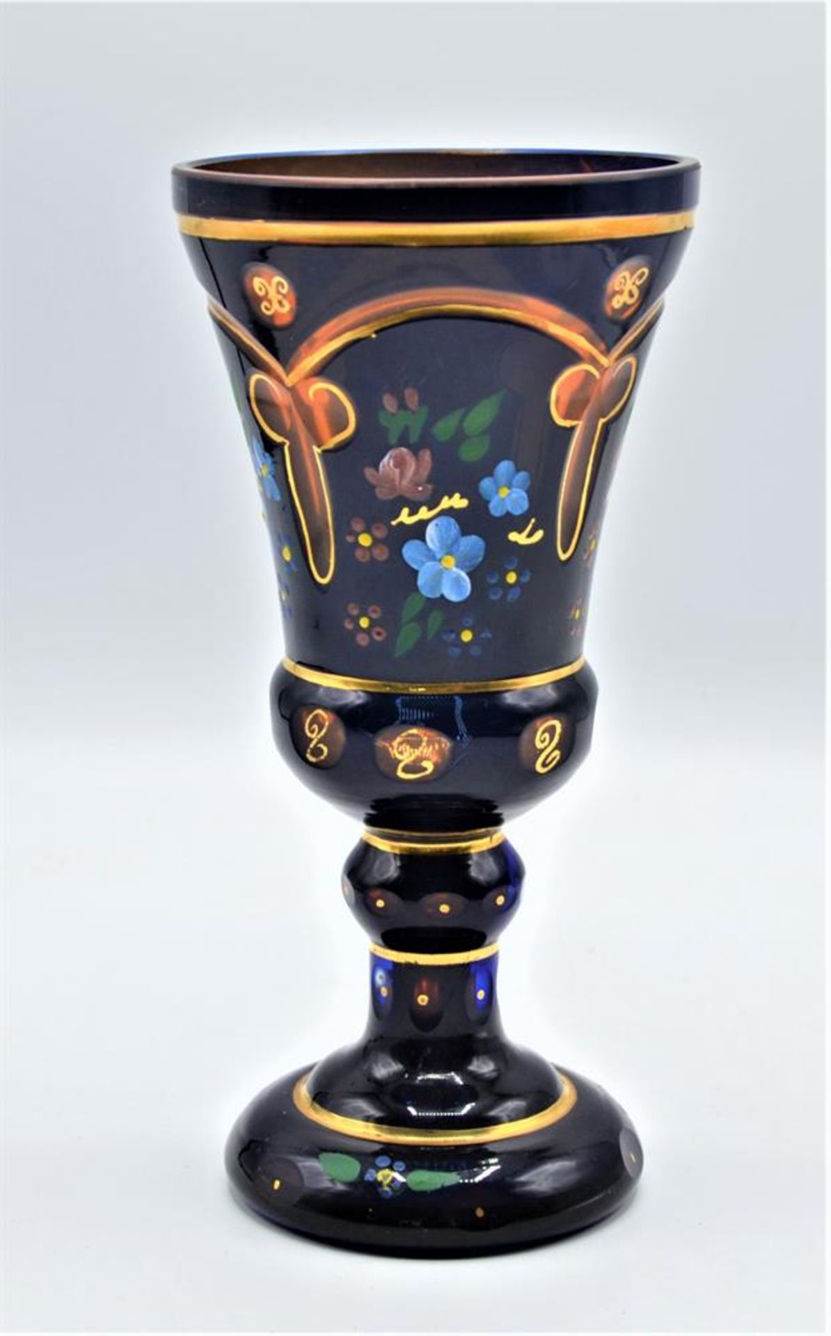 Glas Pokal Überfangglas Böhmen, geschliffen, emailliert, handbemalt 19cm
