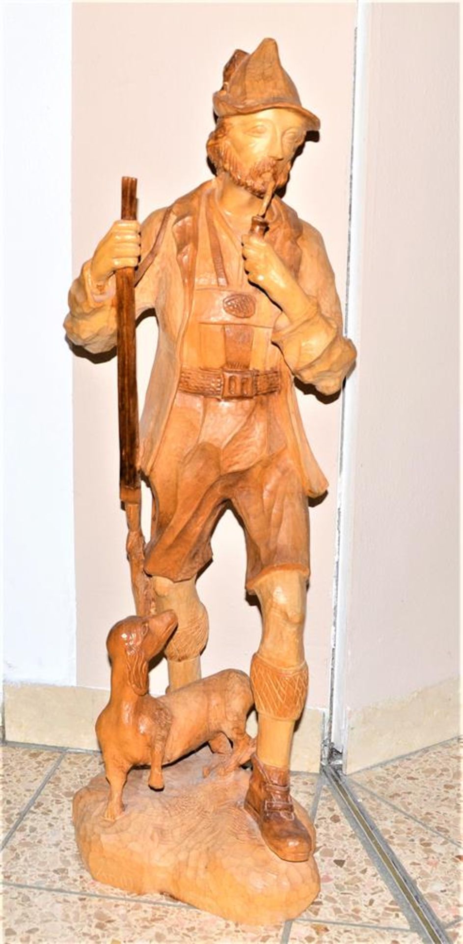 Schnitzfigur Jäger mit Pfeife, Gewehr und Dackel ; Holzfigur geschnitzt (natur) ; 83 cm