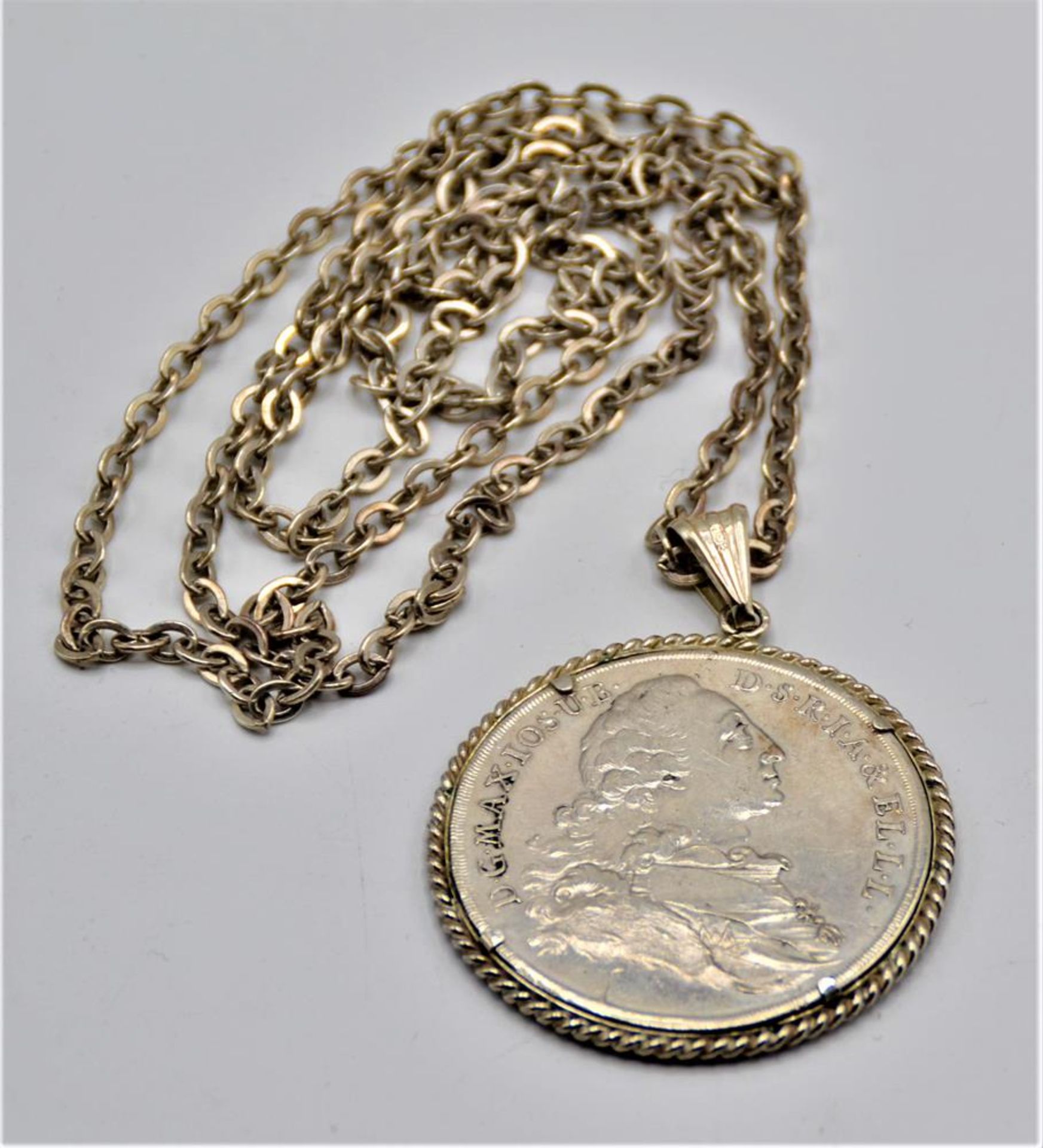 Münzanhänger Madonnentaler Sautaler 1771 Bayern in 835 Silber Fassung mit 835 Silberkette ca. 9