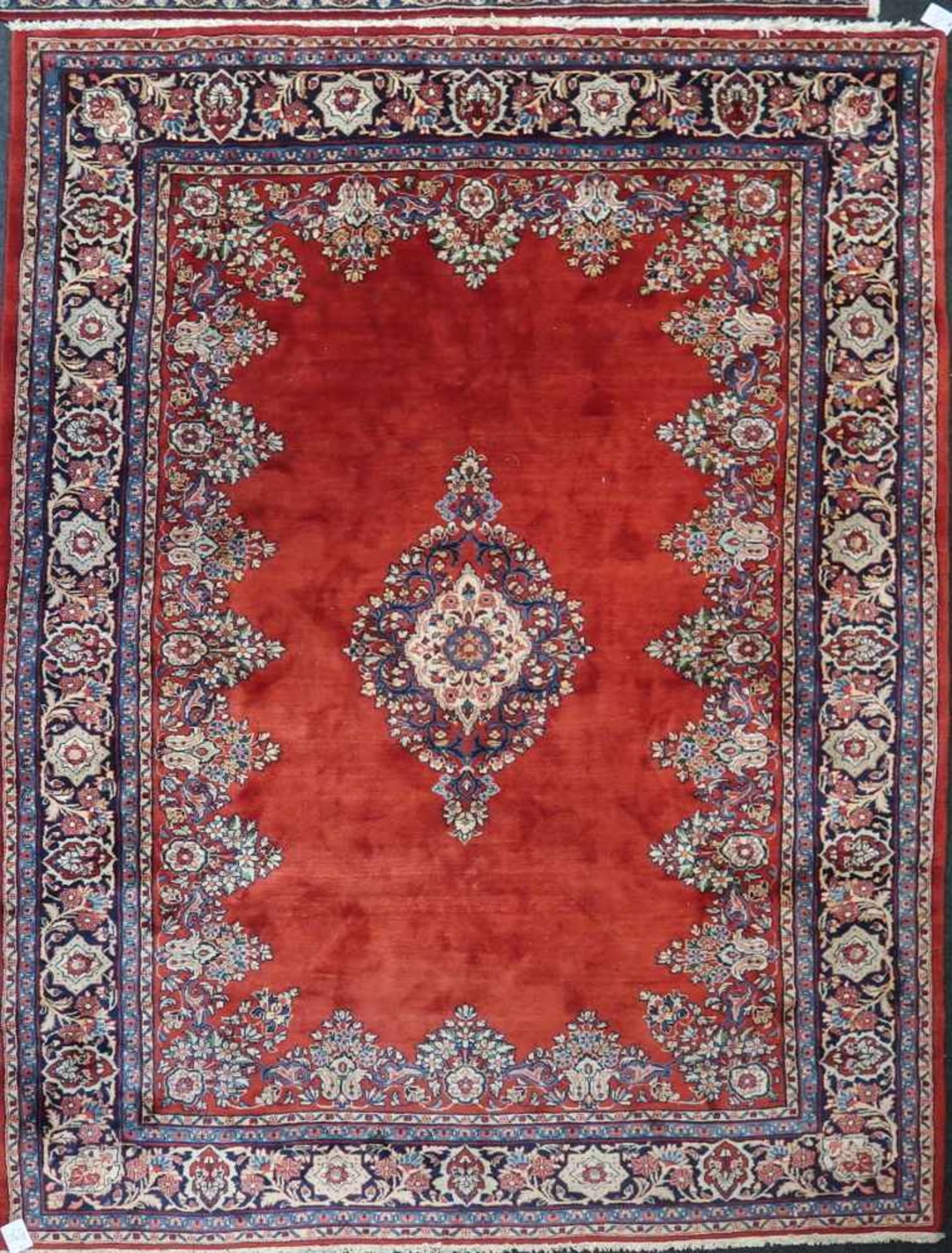 1 Orientteppichrotgr. flor. Dekor Mittelmedaillon Mehrfachbordüre ca. 260x195cm Fransen beschn.