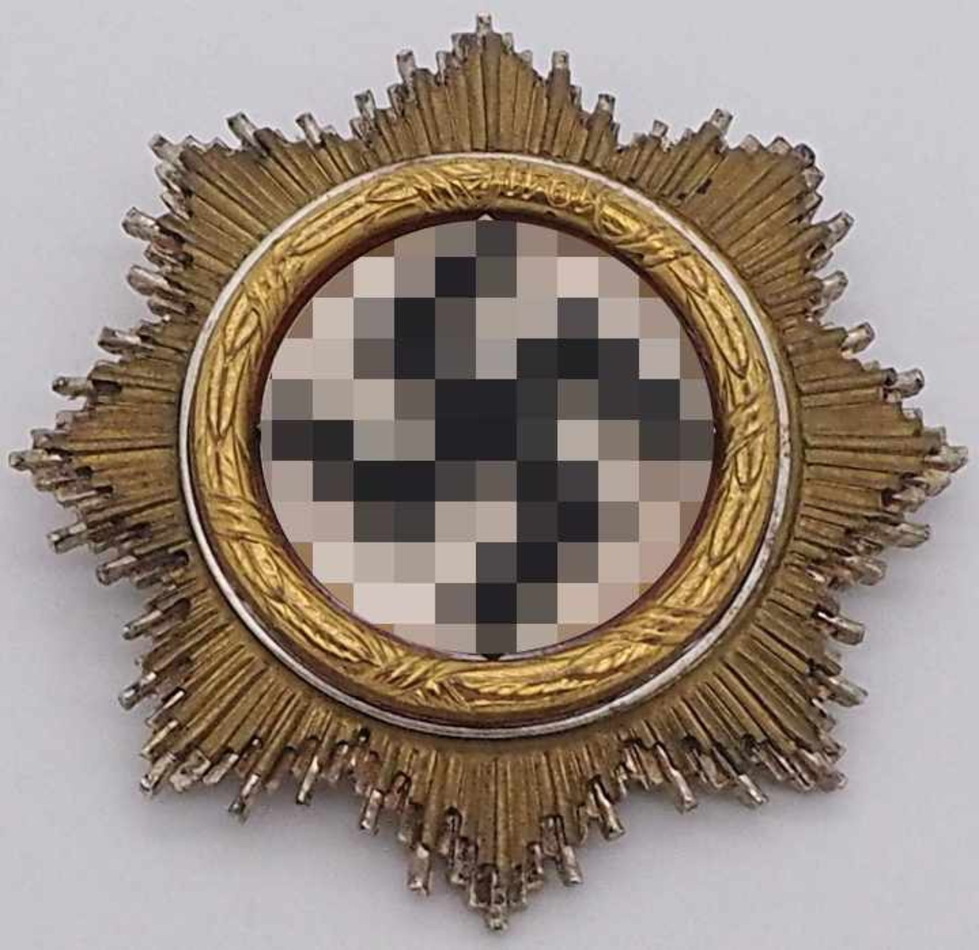 Orden / Abzeichen, wohl "Deutsches Kreuz in Gold" Replikasiehe §§ 86/86a StGBOrden / Abzeichen, wohl