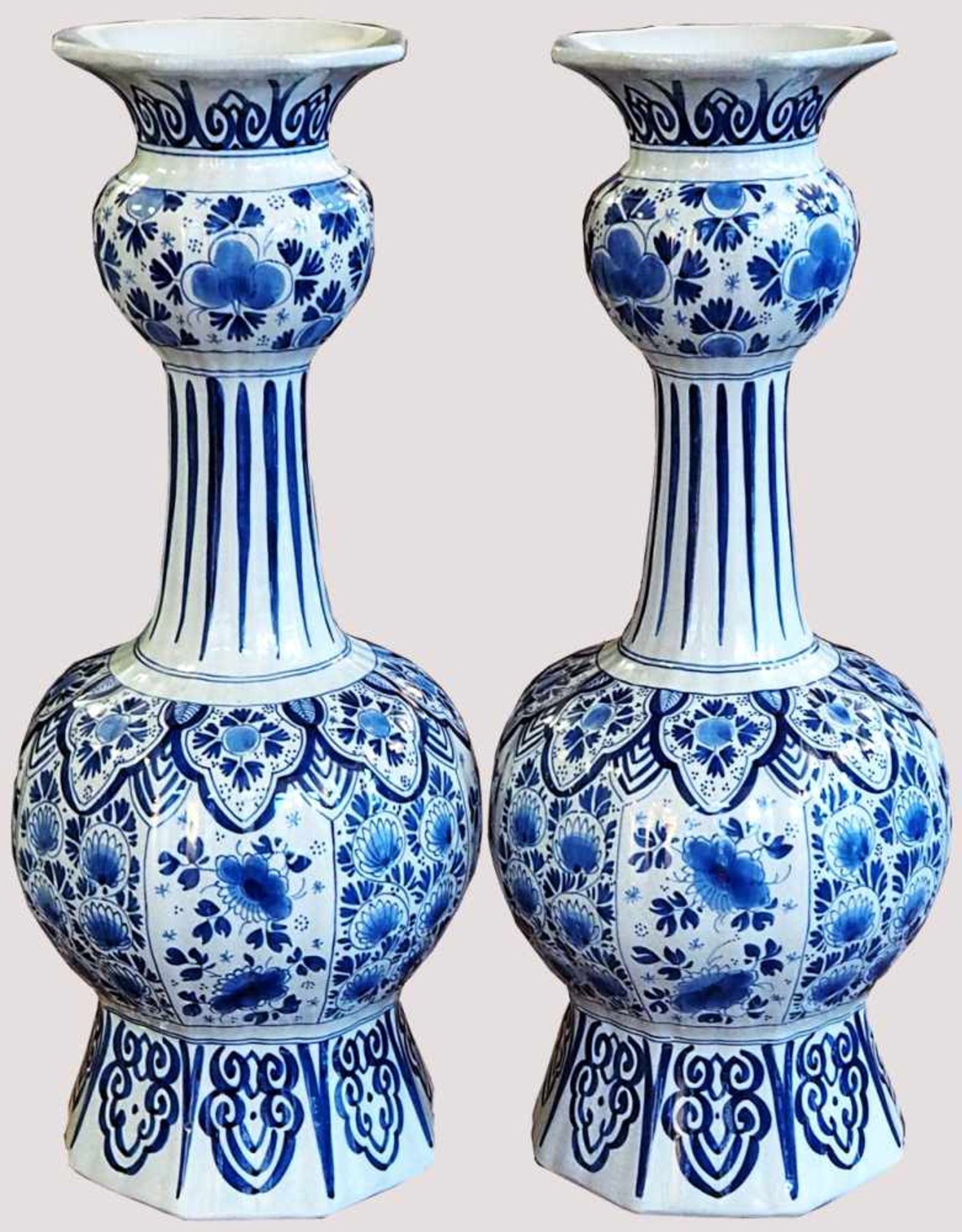 2 Vasen Delfter Fayence 19. Jh.blau/weiß bemalt, floraler Dekor, eckige Form, Höhe jew. ca. 45cm,