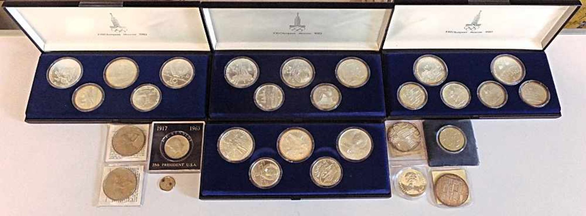 Konvolut Münzen MedaillenSi. u.a. Russland Moskau 1980 Olympiade u.a. im Karton