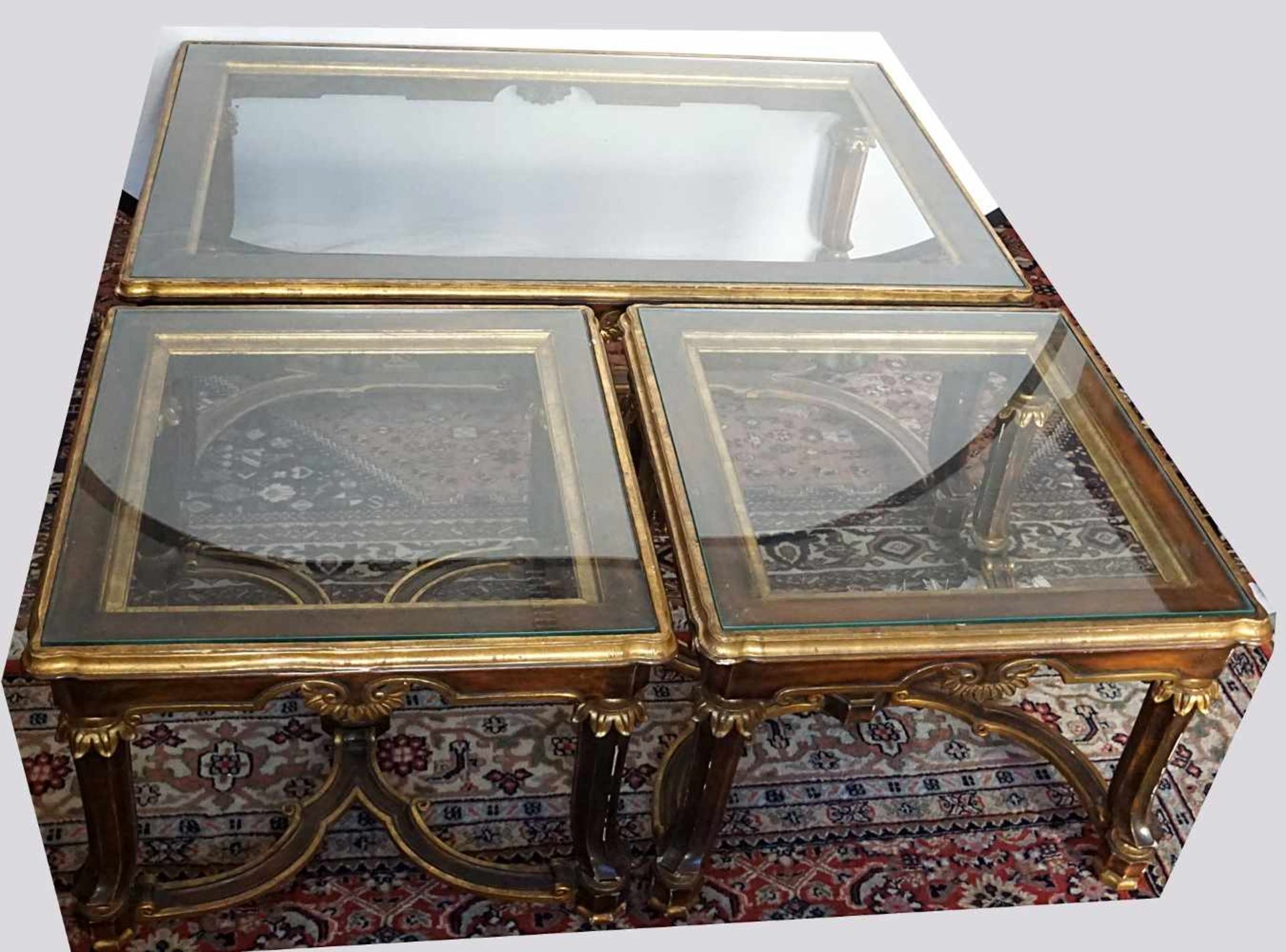3 Tische, Holz geschnitztz.T. vergoldet, mit Glasplatte, versch. Größen, Asp.