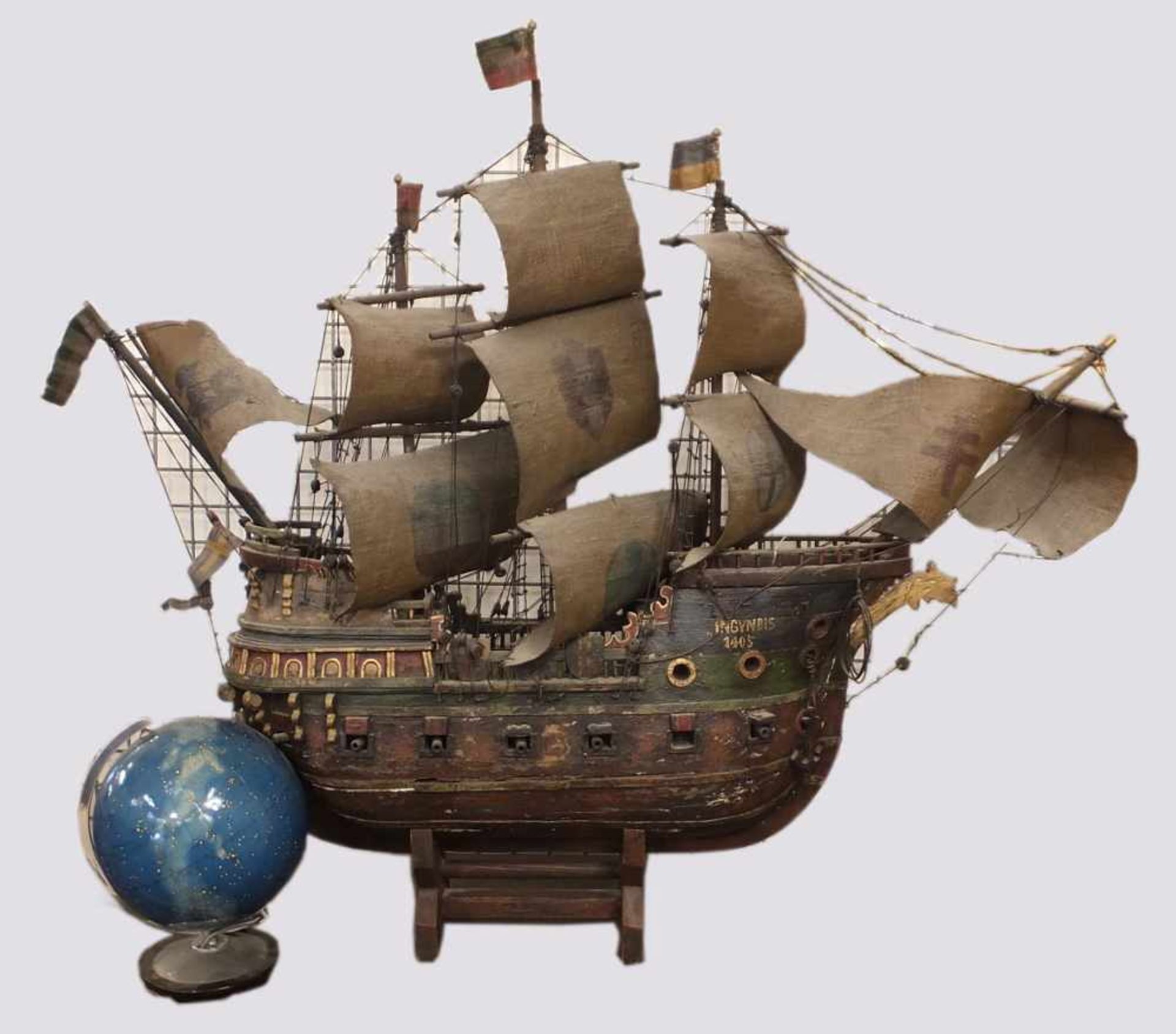 Modelschiff Holz u.a. ("INGUNDIS 1405")mit Podest ca. H 90cm sowie 1 Globus Metall u.a.