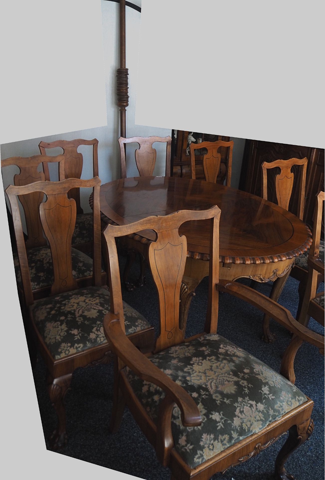 1 Ensemble SalonteileNussbaum Stilmöbel Tisch m. ovaler Pl. L ca. 140cm m. 7 Stühlen z.T. m. - Bild 4 aus 4