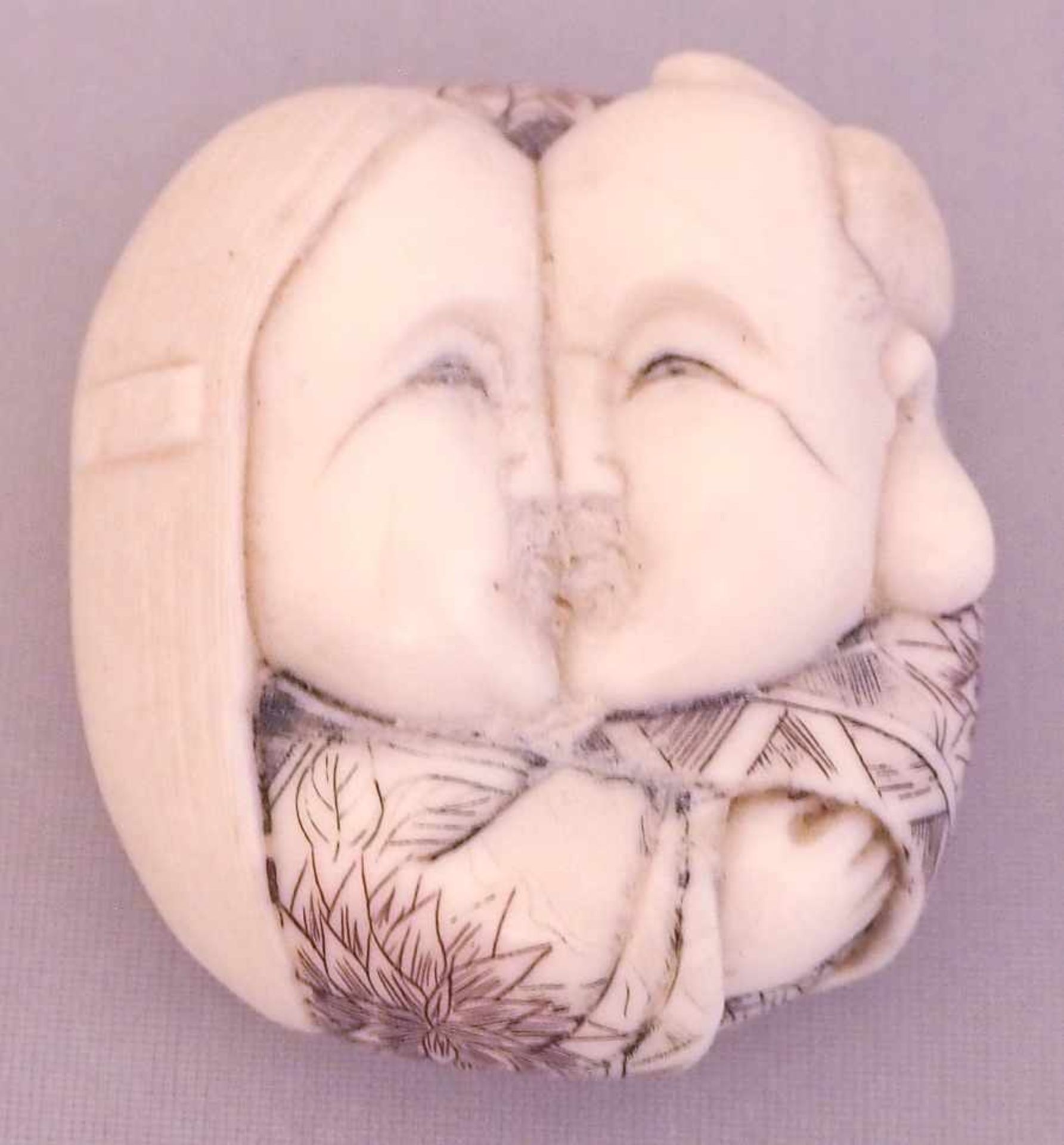 1 Netsuke, Elfenbein " Erotische Darstellung", wohl um 1900/Anfang 20. Jh., signiertz.T. gefärbt,