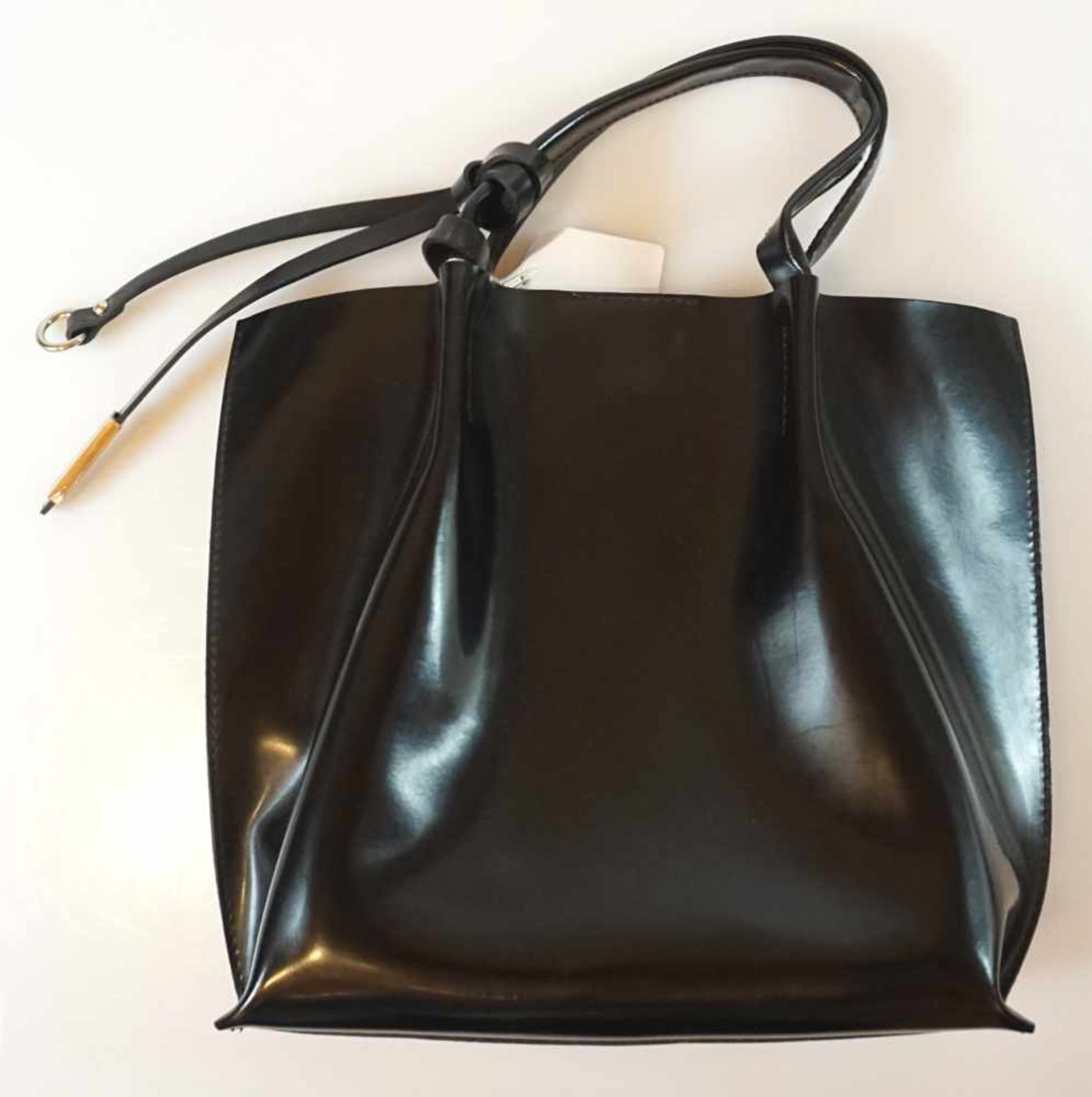 1 Handtasche Gianni CHIARINILeder schwarz Gesamthöhe ca. 38cm m. Staubbeutel Tsp.