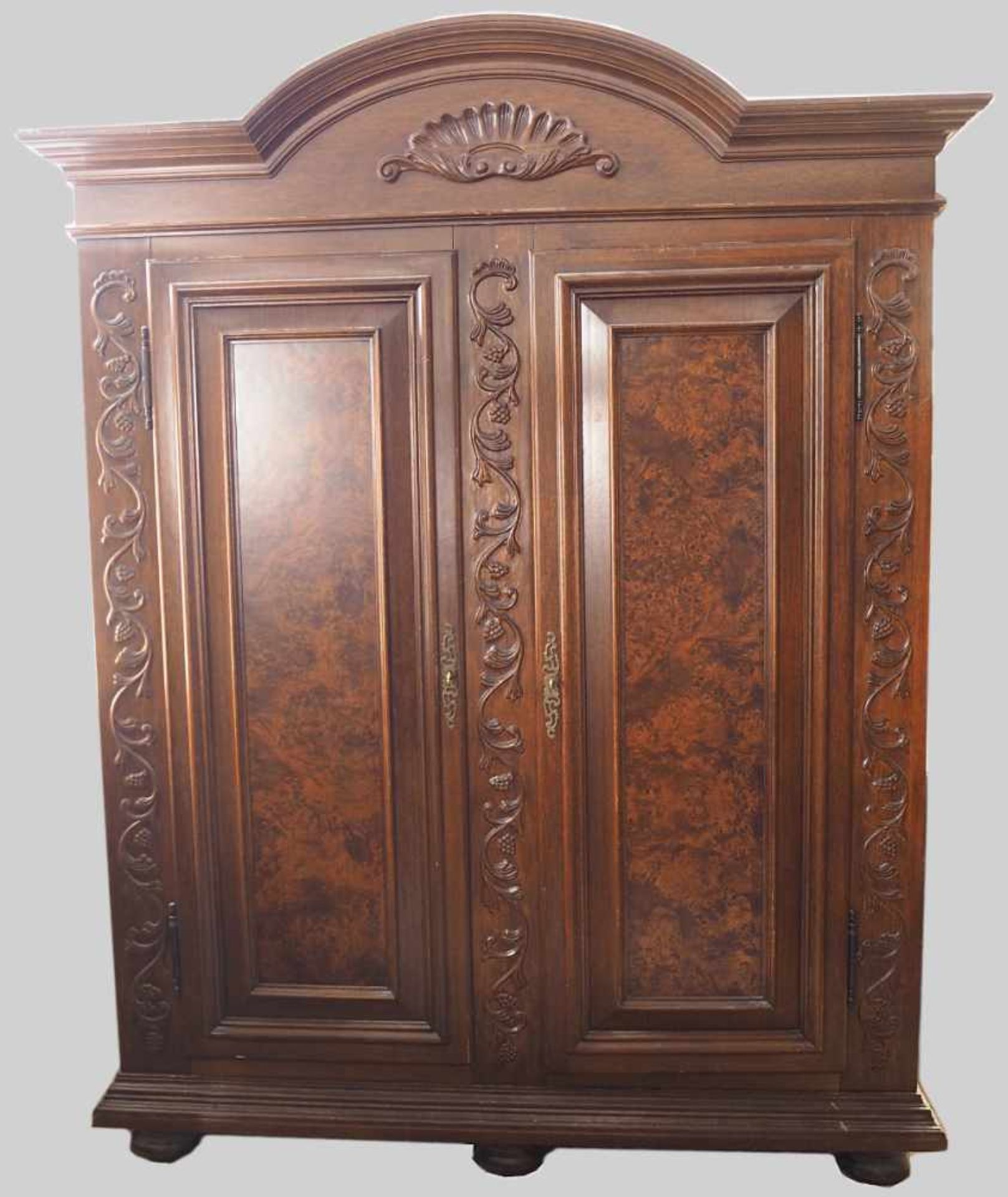 1 Konv. StilmöbelHolz Schrank 2-türig Weinrankendekor kasettiert ca. 220x170x56cm min. besch.