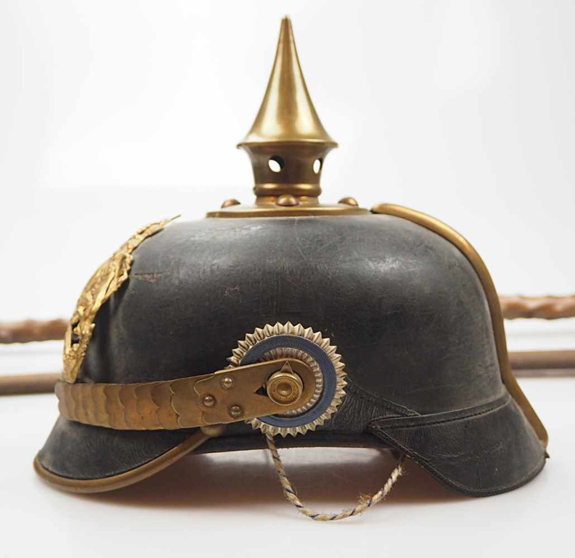 1 Konv. Militaria: 1 Helm mit Spitze wohl um 1880/1900Lederglocke mit Messingappliken,, seitlich - Bild 3 aus 3
