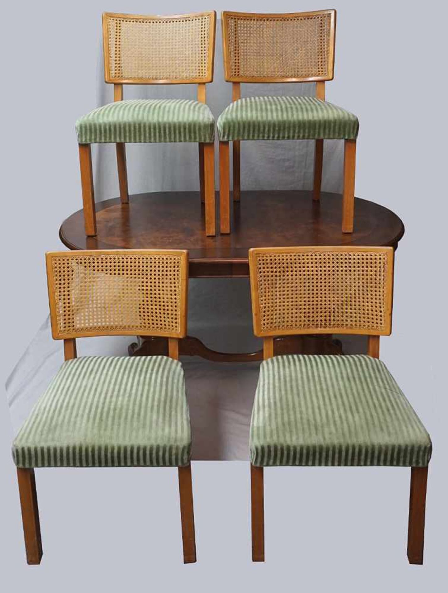 1 TischHolz ovale Tischpl. ausziehbar L ca. 130cm m. 4 Stühle Holz Geflecht/grüner Samtbezug H je