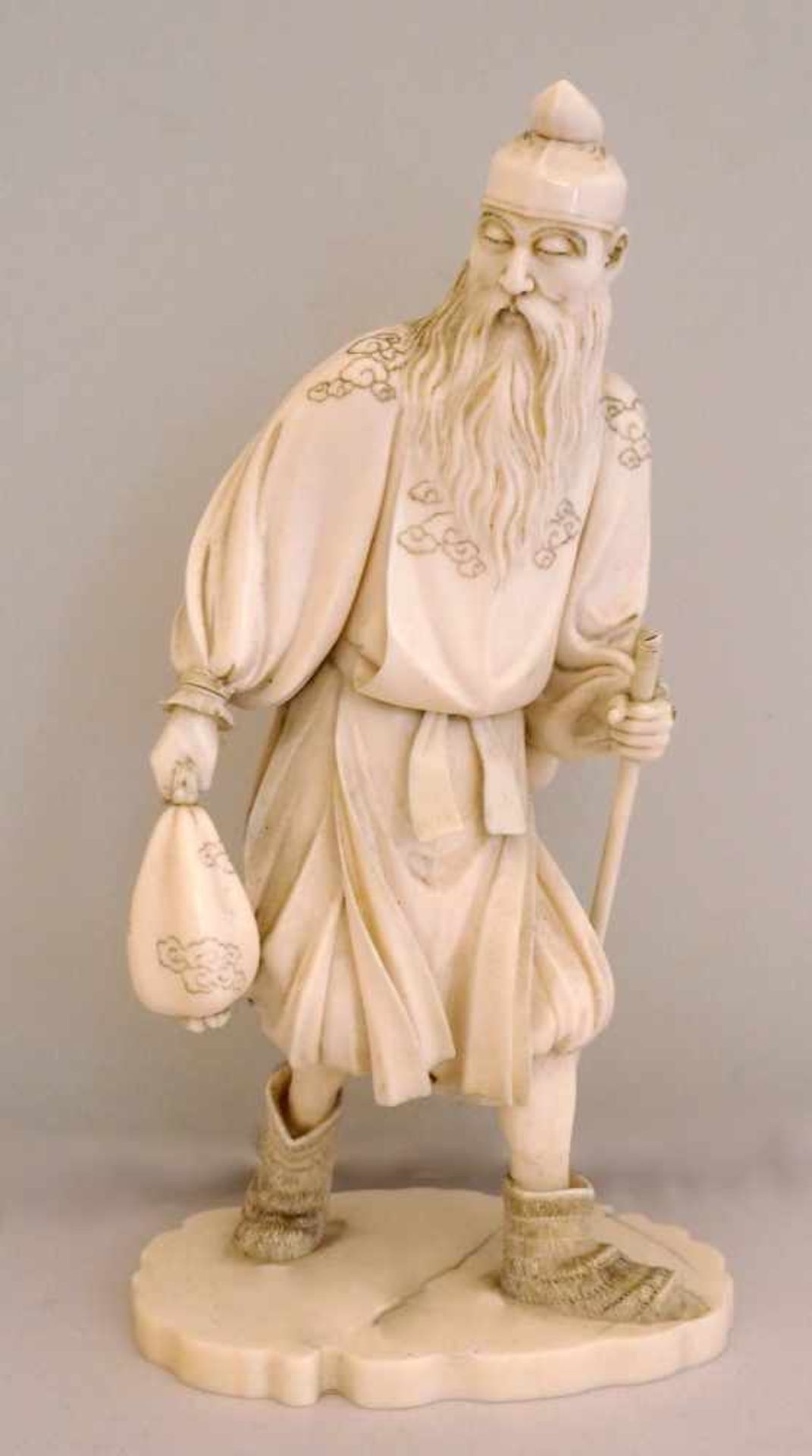 Figur Elfenbein "Wanderer", wohl Anfang 20. Jh., signiertz.T. geschwärzt, Höhe ca. 20cm, z.T.