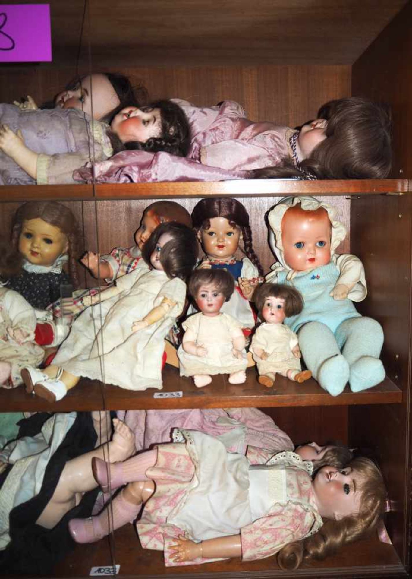 1 Konvolut Puppen z.T. um 1900/1910 sowie 1950er/60er Jahre u.a.z.T. mit Porzellankopf, z.T.