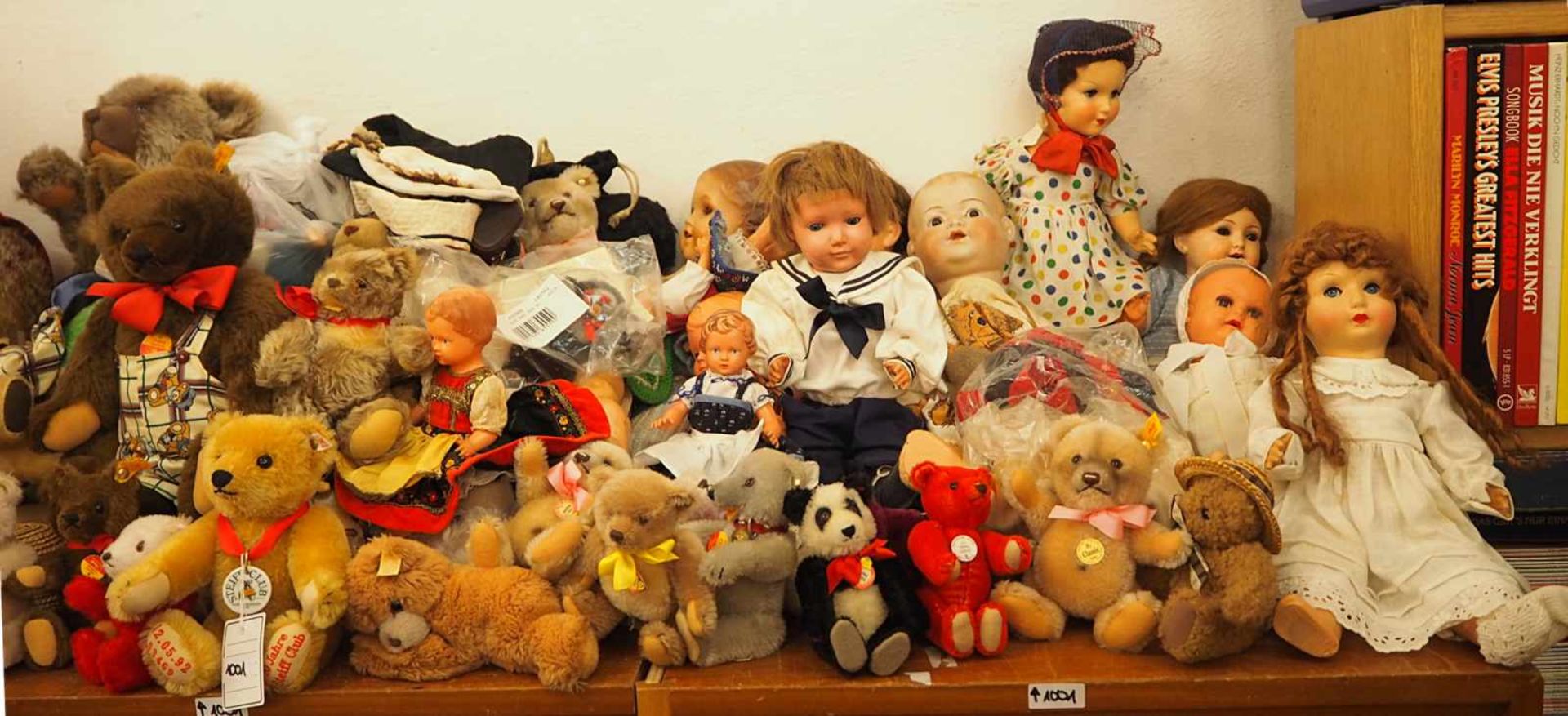 1 großes Konvolut Puppen, Puppenbekleidung, Stofftiere, Zubehör u.a.STEIFF, HERMANN, SCHILDKRÖT, - Bild 3 aus 3