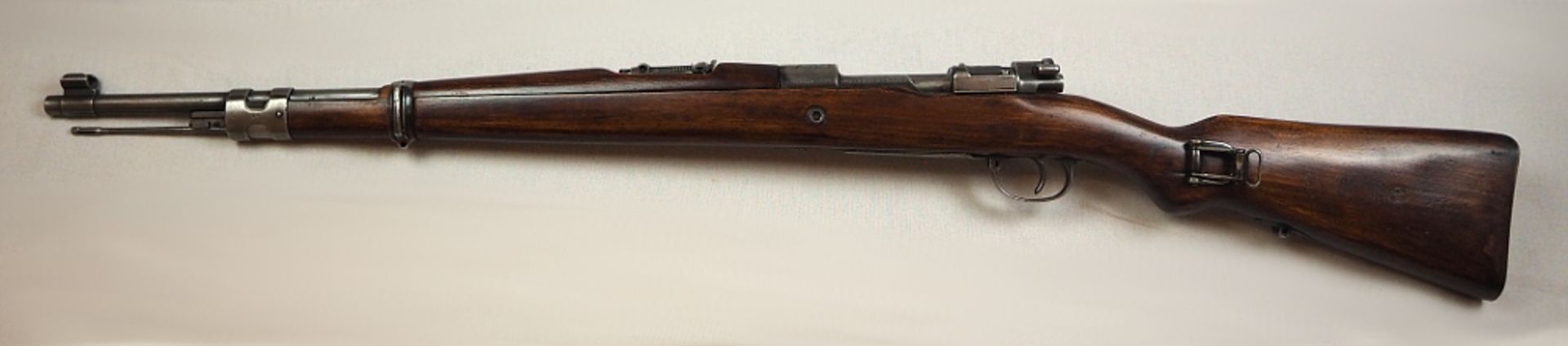1 Repetiergewehr MAUSERauf Schaft bez. "Chile Orden Y Patria Modelo 1935" Holzschaft L ca. 106cm