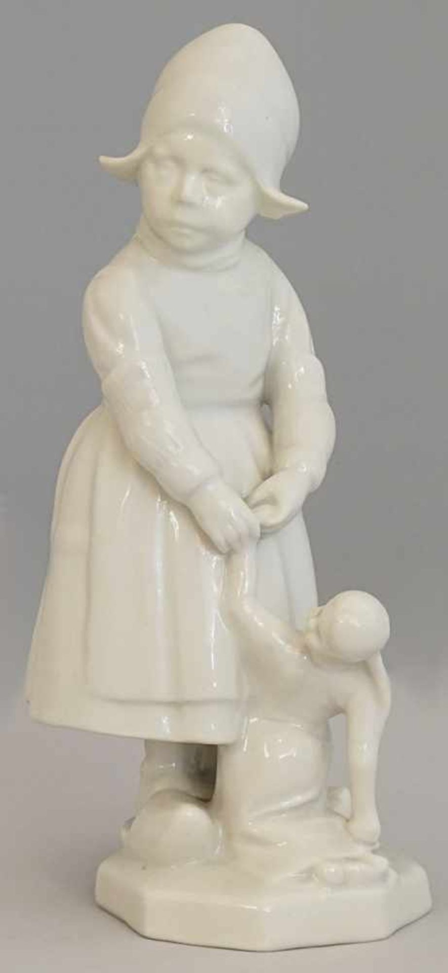 1 Figur Porz. ROSENTHAL "Mädchen in holländischer Tracht mit Puppe"Entw.: Karl HIMMELSTOSS (wohl