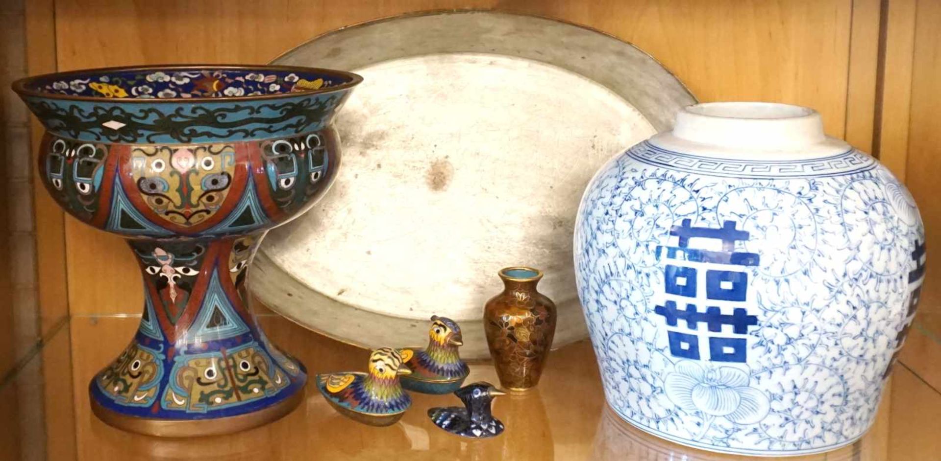 1 Konv. Sammlungsgegenstände AsienCloisonné-Schale Vase Porz. u.a. Asp.