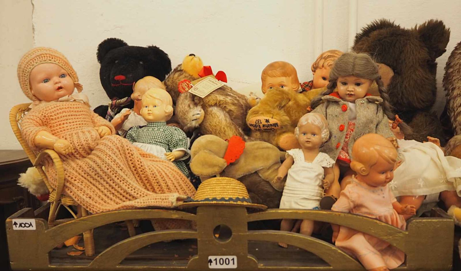 1 großes Konvolut Puppen, Puppenbekleidung, Stofftiere, Zubehör u.a.STEIFF, HERMANN, SCHILDKRÖT,