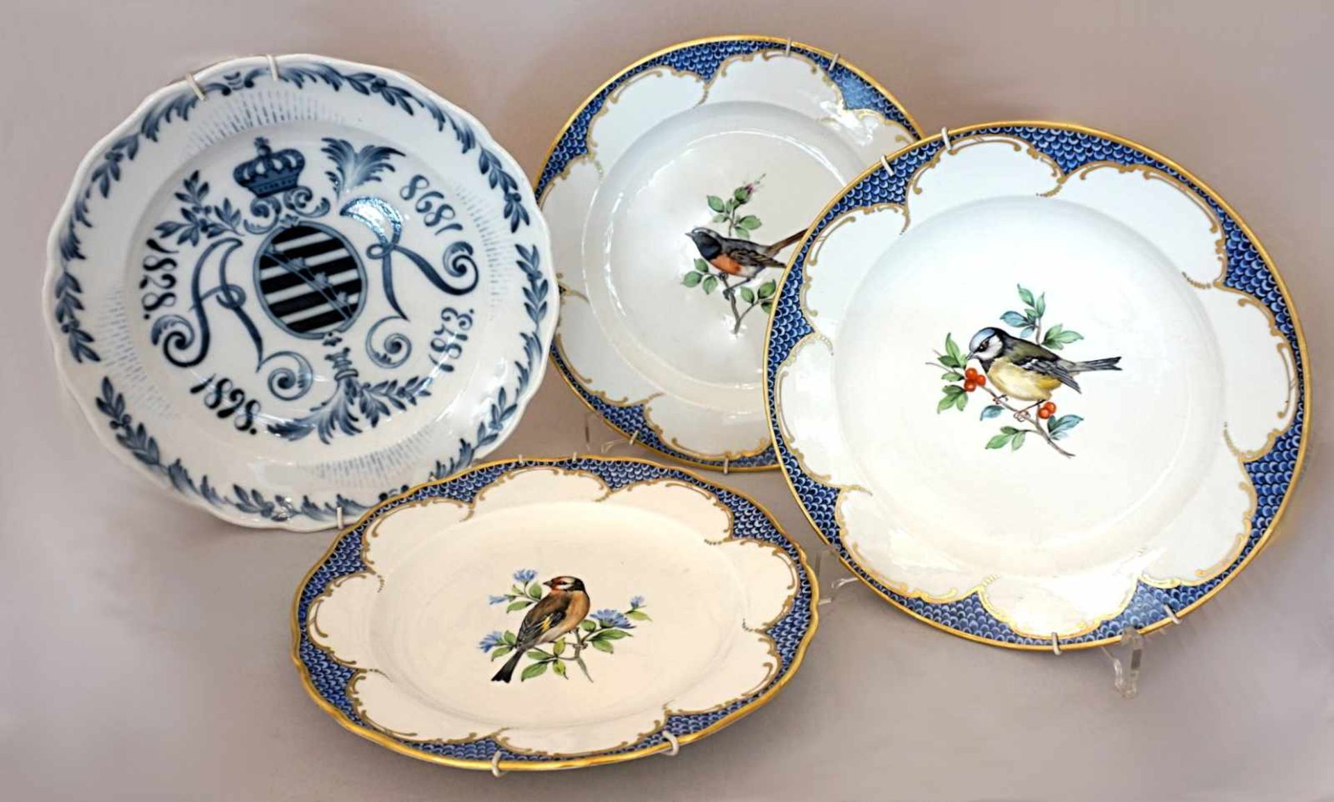 4 Teller Porz. MEISSEN Knaufschwerterz.T. mehrfach gestr. 19./20. Jh. handbem./Unterglasurbem.