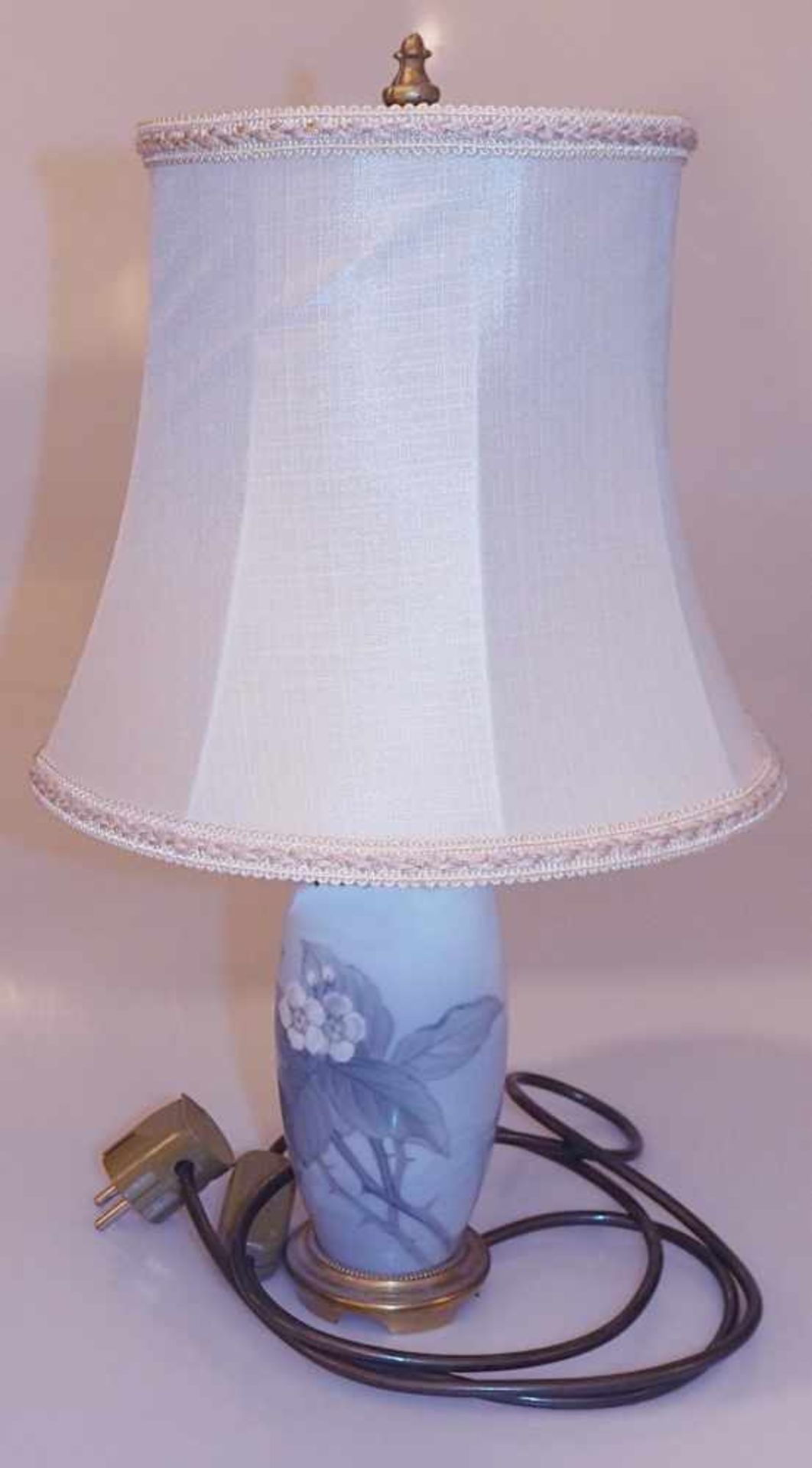 1 Tischlampe Porzellan ROYAL COPENHAGEN "Brombeeren"gem. 288/199, elektrisch mit Stoffschirm, H ca.