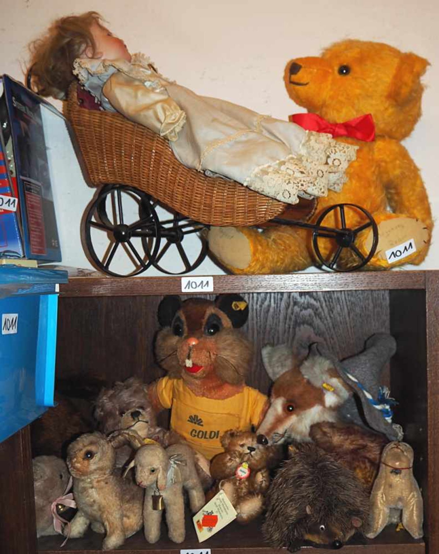 1 Konvolut Spielzeug u.a. Blechspielzeug, Stofftiere, Puppen u.a.z.T. um 1900 und 1960er/70er