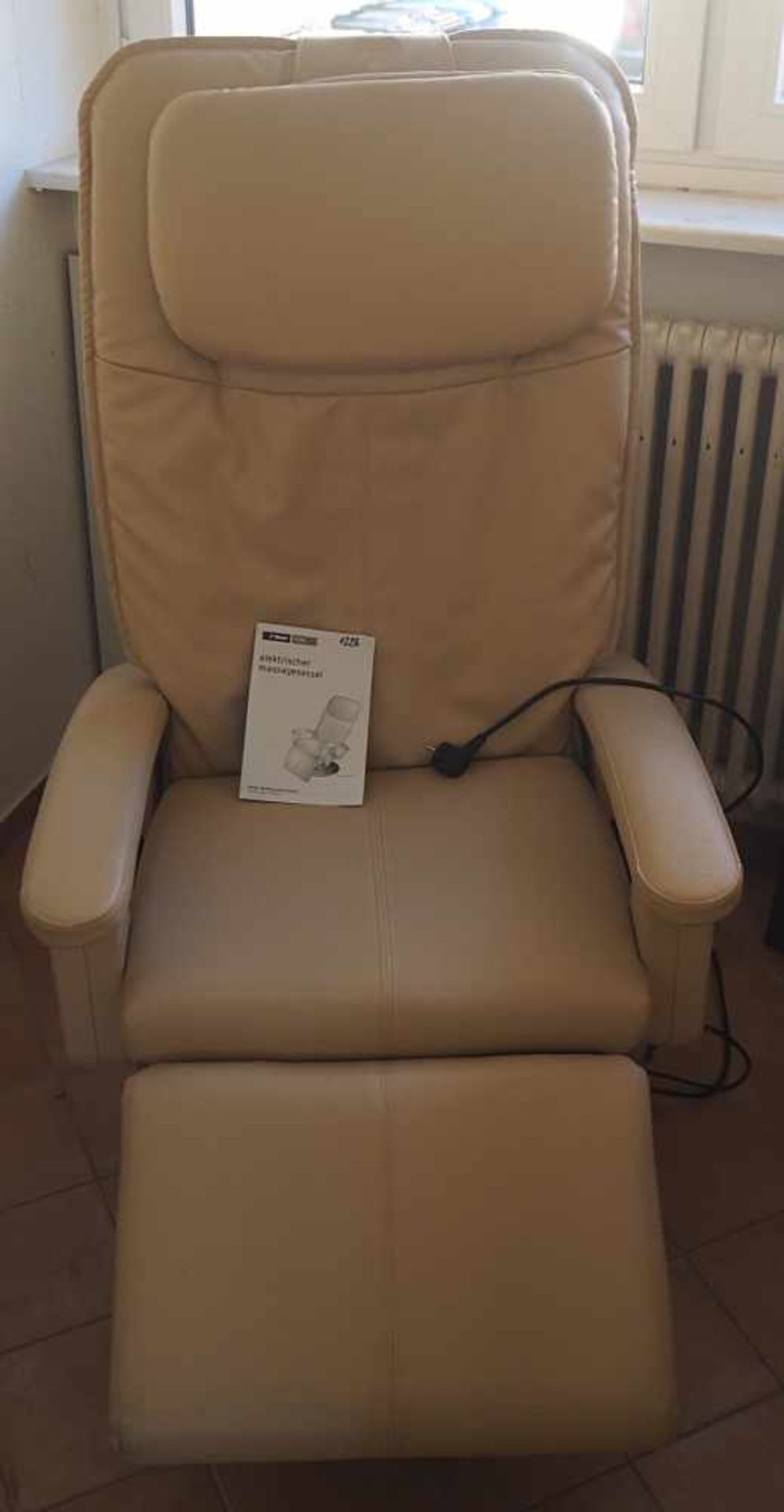 1 elektrischer MassagesesselTCM Kunstleder beige m. Bedienungsanleitung Asp.