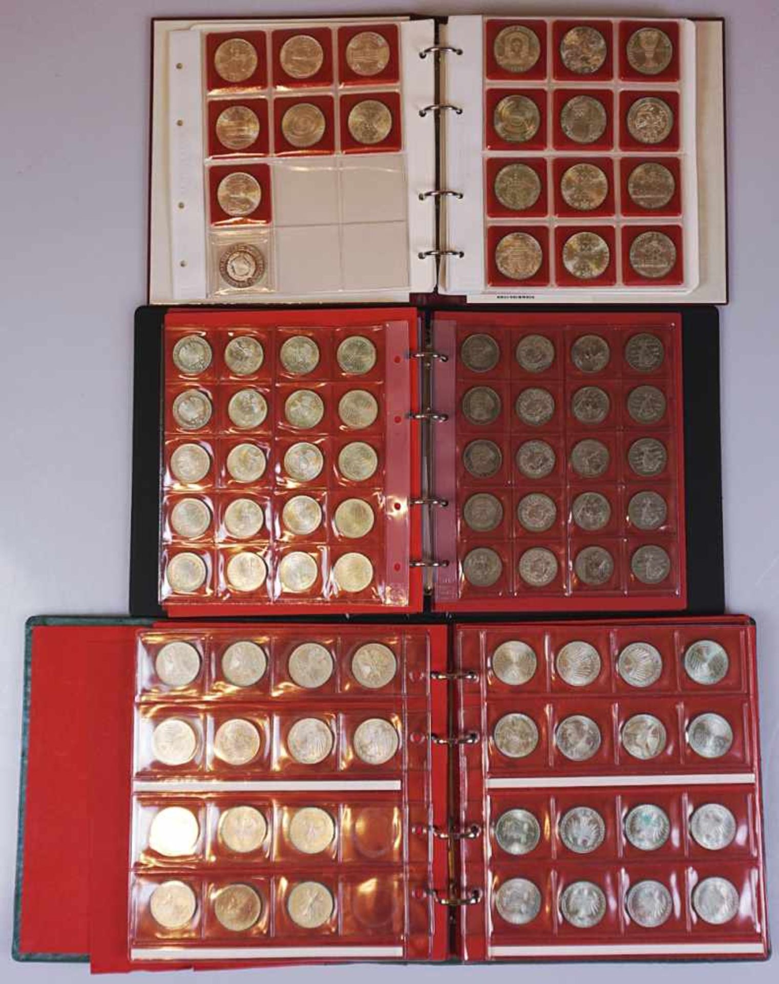 1 Konv. Münzen/Medaillen Si. u.a.BRD 5/10 DM Österreich u.a. in 3 Alben