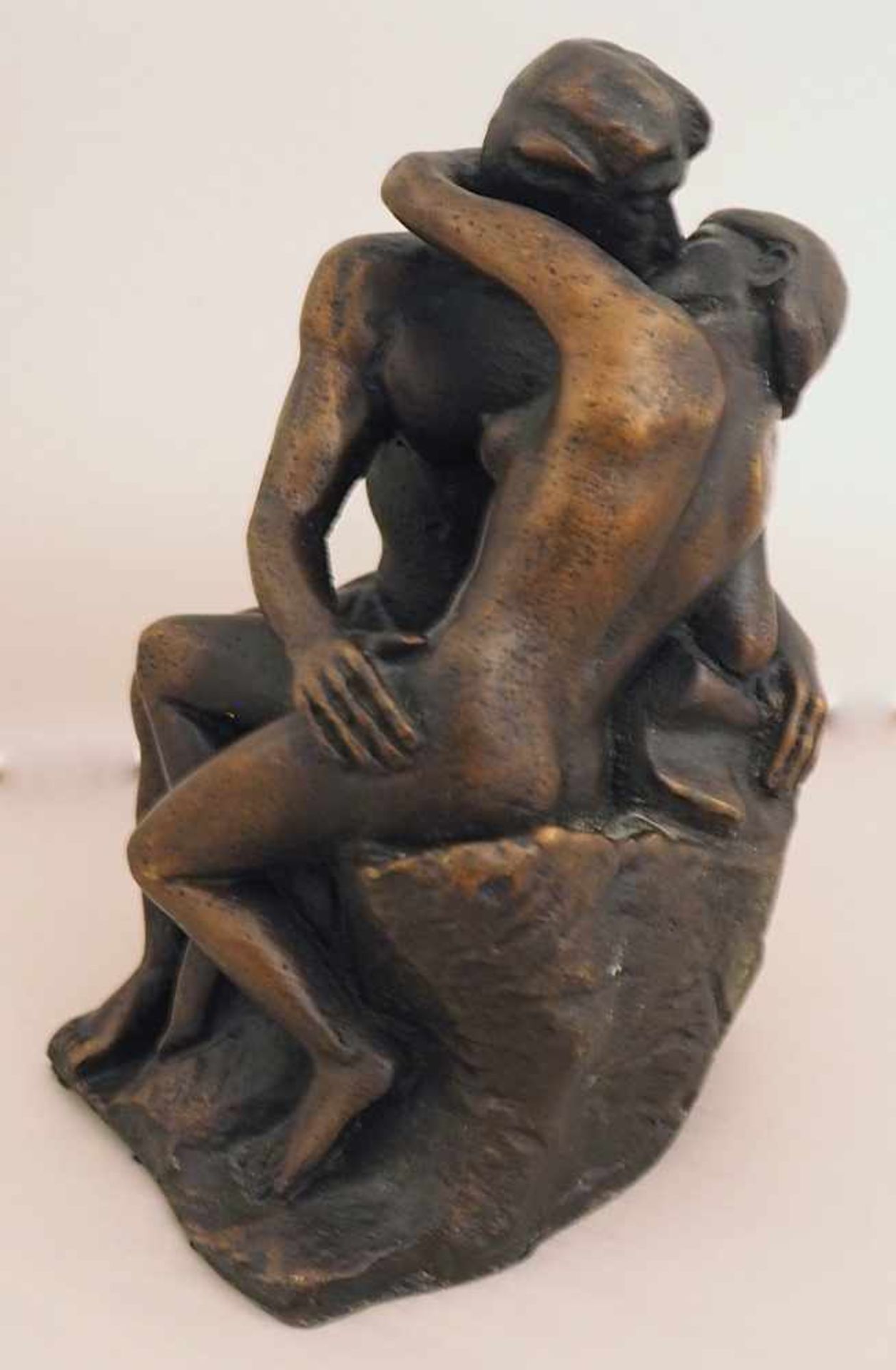 1 Figur, wohl Metall u.a. Kopie/Replik nach Rodin "Der Kuss"Höhe ca. 10cm sowie eine - Bild 2 aus 2