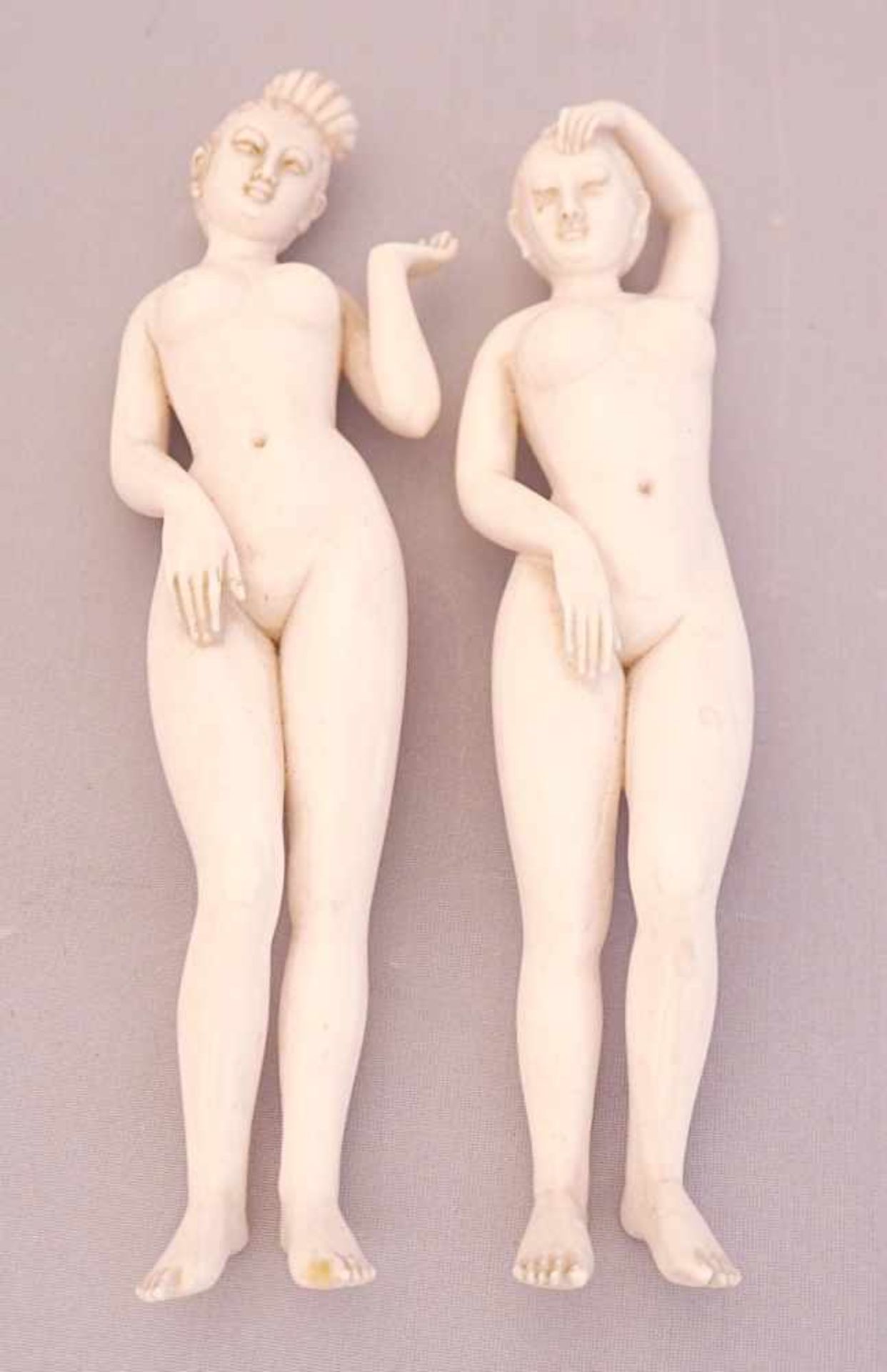 2 Figuren/Püppchen, Elfenbein, jeweils Höhe ca. 20cm, z.T. Risse, min. besch. Teile fehlen, Asp.