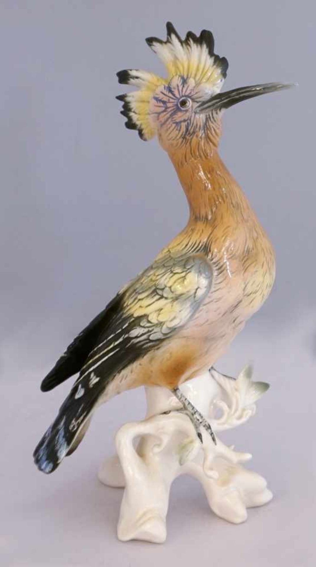 1 Figur Porz. ENS "Paradiesvogel"bem. auf Terrainsockel H ca. 27cm ber. Asp.