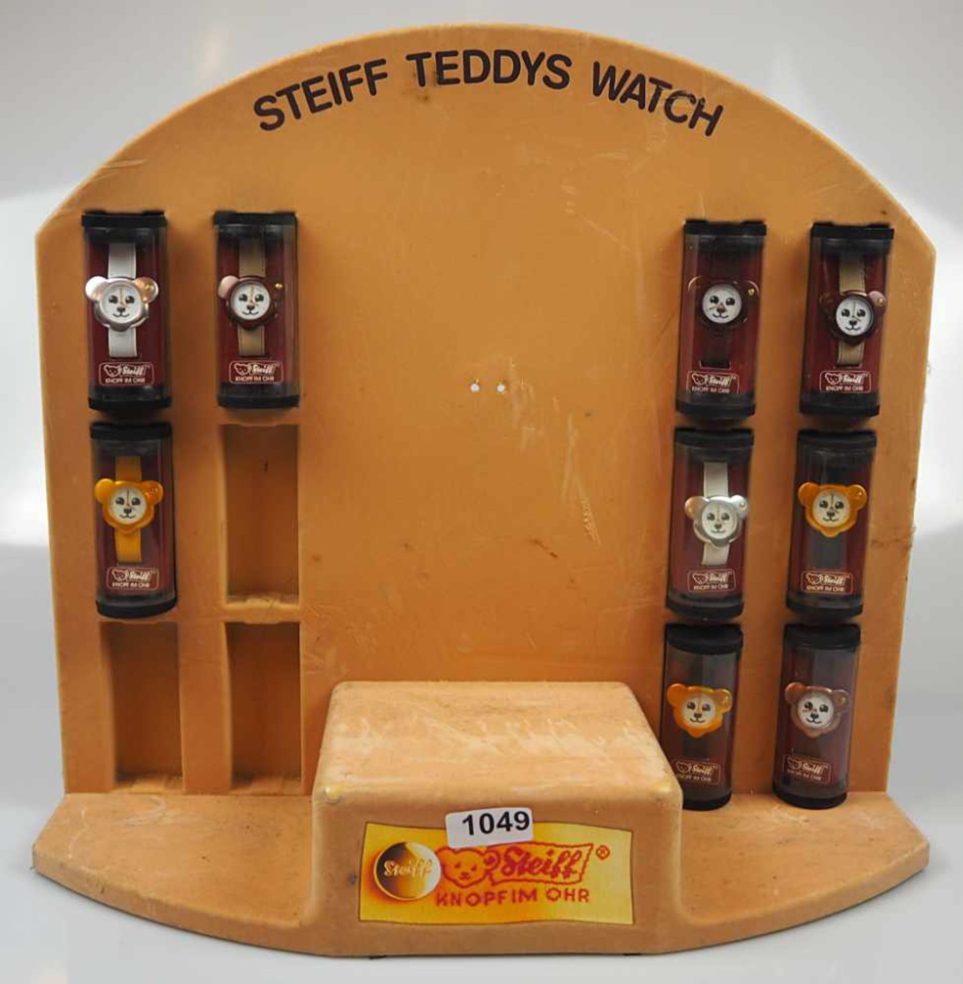 1 Konvolut (7 Stück) Armbanduhren STEIFF "Teddys Watch"versch. in orig. Verpackung auf Schaupodest