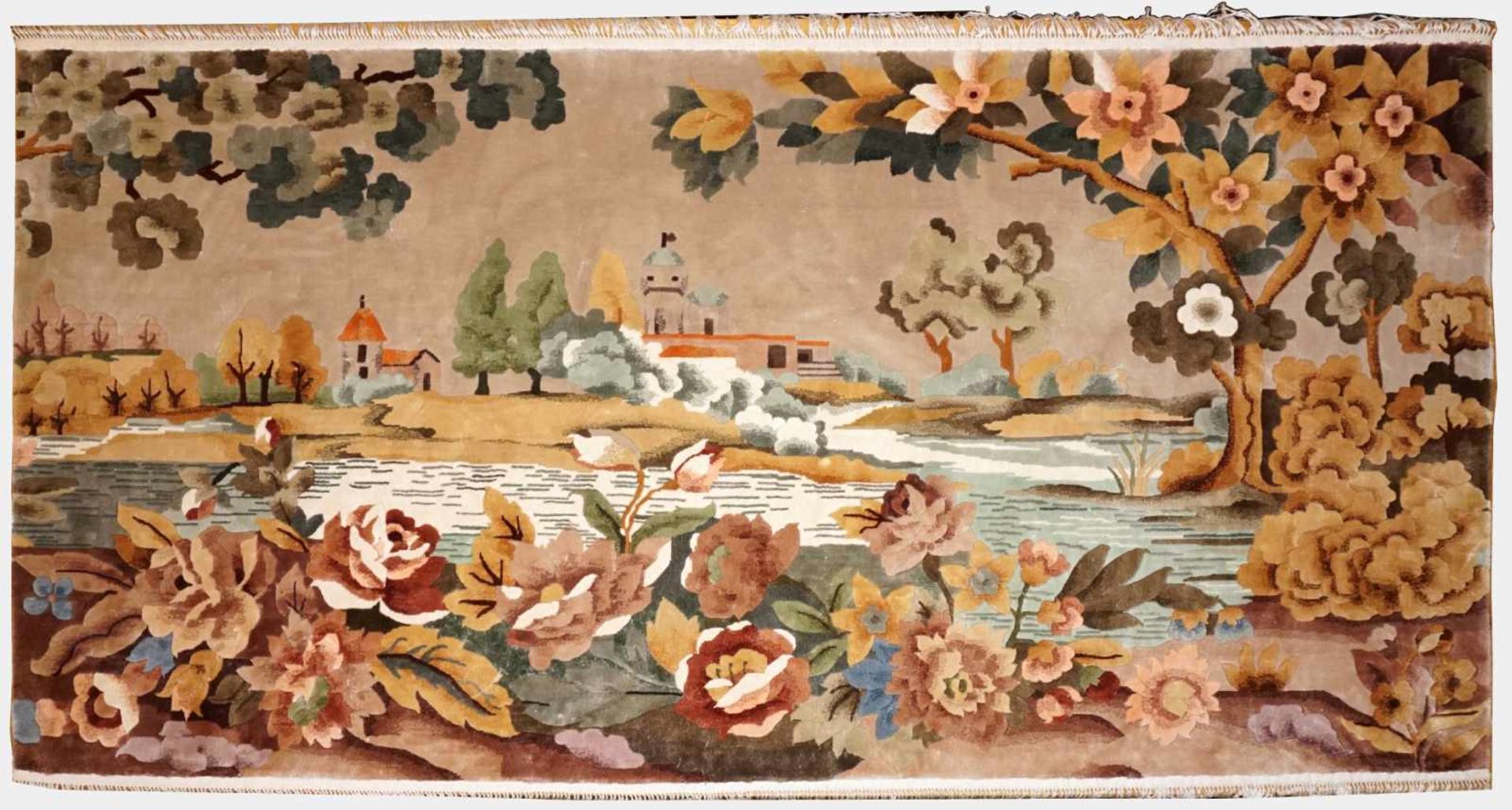 1 Bildteppich China Seide "Seenlandschaft mit Gebäuden und Blumen"ca. 96x185cm Kaufpreis 1720 DM