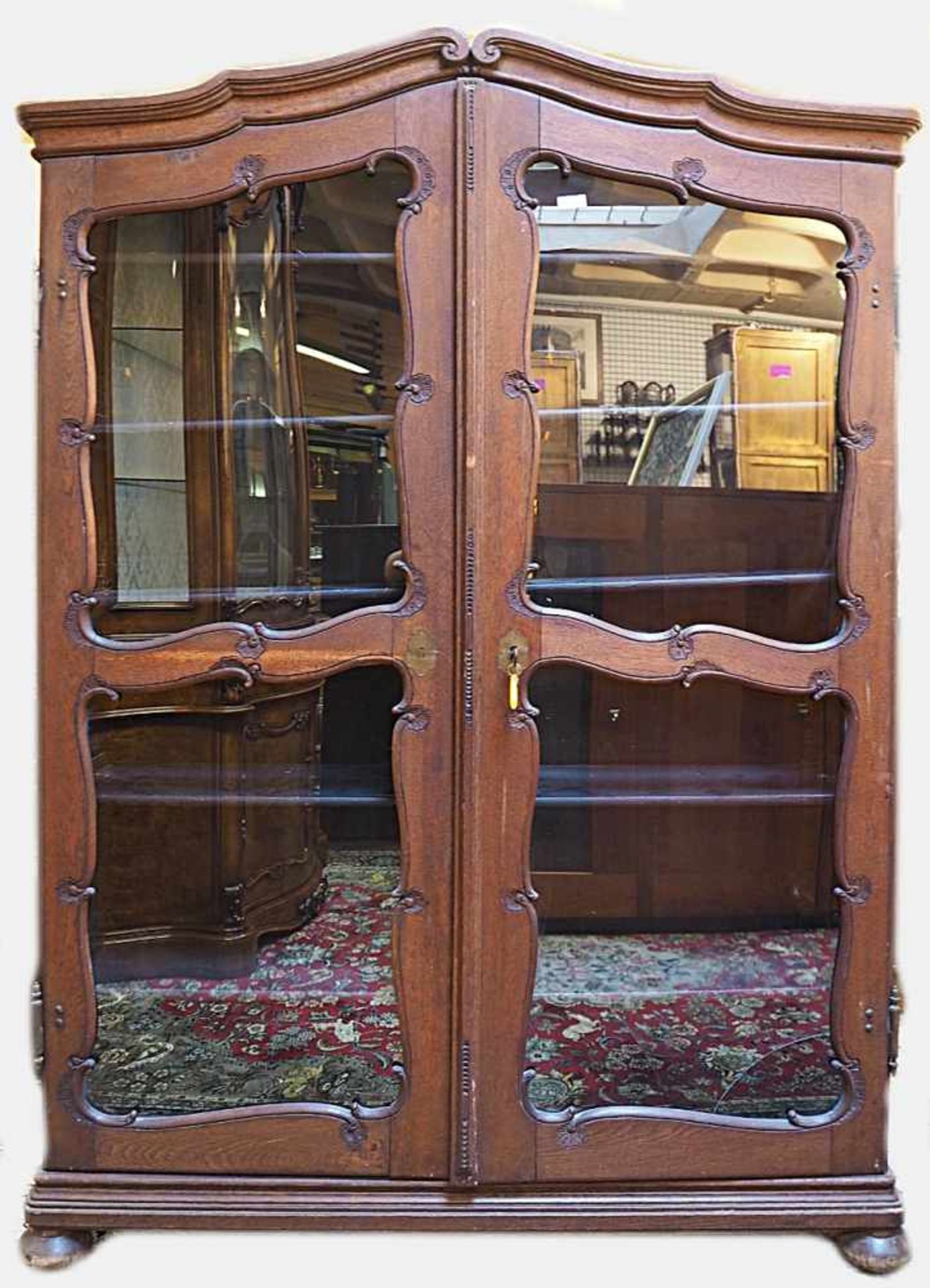 1 Bücher-/Vitrine Wiener Barock Eiche2-türig, Front verglast, mit floralem Dekor, mit Kugelfüßen,