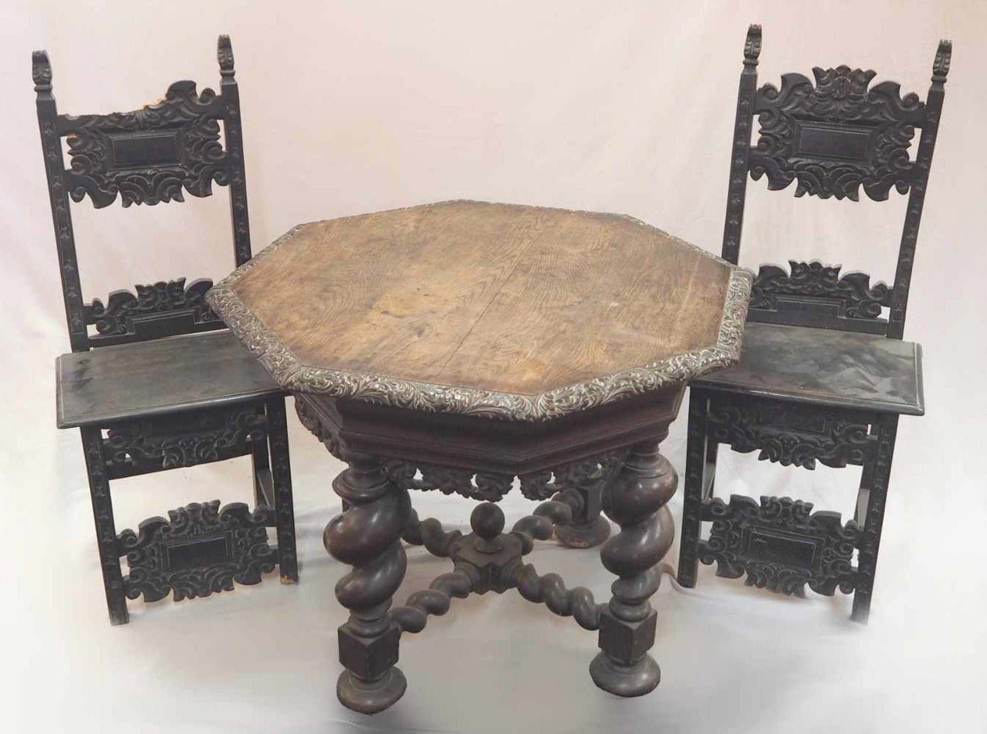 1 Tisch 8-eckig auf 4 gedrehten und verbundenen Beinenfloraler Dekor ca. 75x96x96cm sowie 2 Stühle