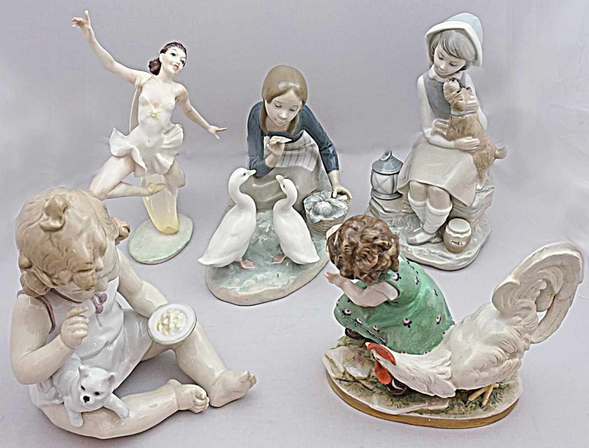 1 Konv. Porzellanfiguren HUTSCHENREUTHER LLADRO u.a."Tänzerinnen" "Gänsemagd" "Musizierendes