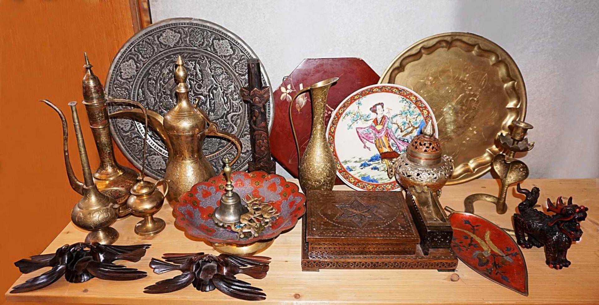 1 Konv. orientalische/asiatische Dekorationsobjekte z.T. 20. Jh.Kannen, Tischplatte, Rauchgefäß,