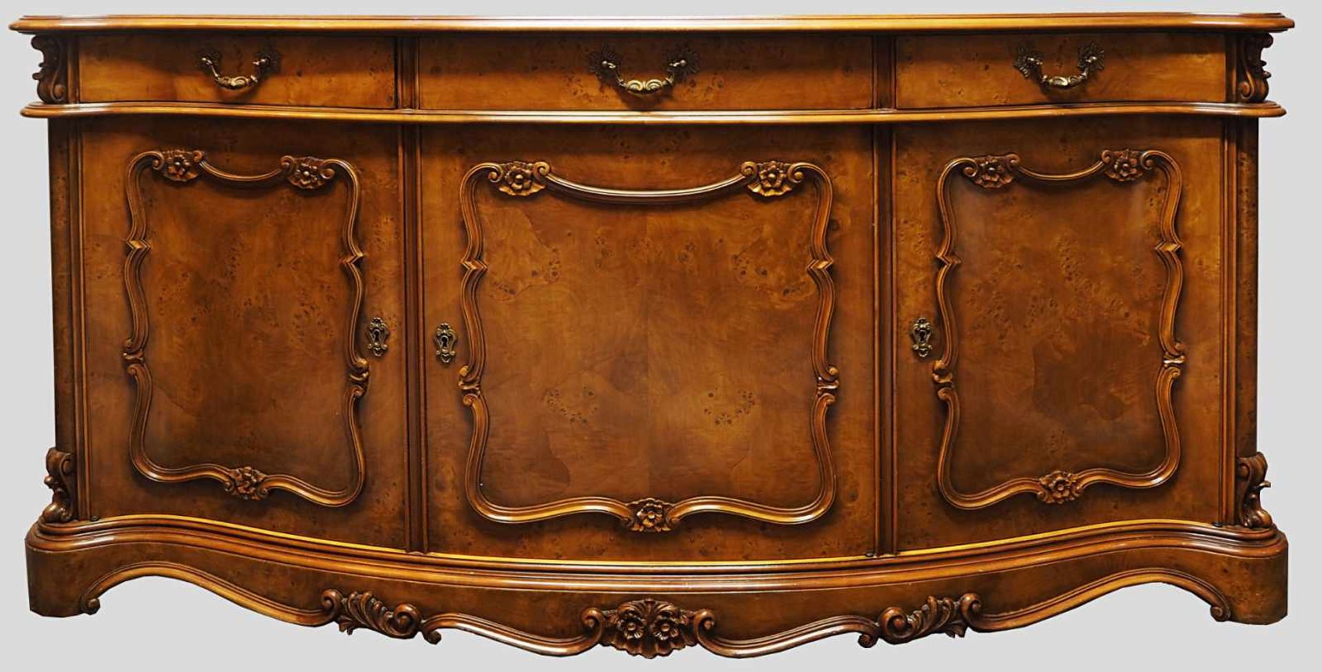 1 Ensemble im Barock-Stil 20. Jh.:1 Vitrinenschrank Aufbau 3-seitig verglast, ca. 226x116x40cm, 1 - Bild 2 aus 7