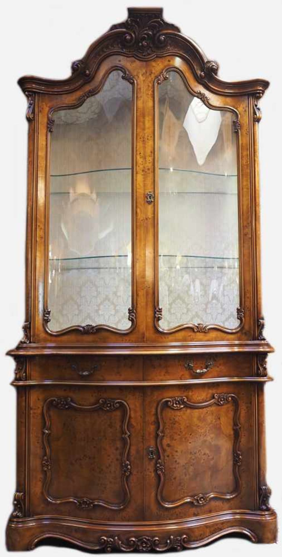 1 Ensemble im Barock-Stil 20. Jh.:1 Vitrinenschrank Aufbau 3-seitig verglast, ca. 226x116x40cm, 1 - Bild 6 aus 7